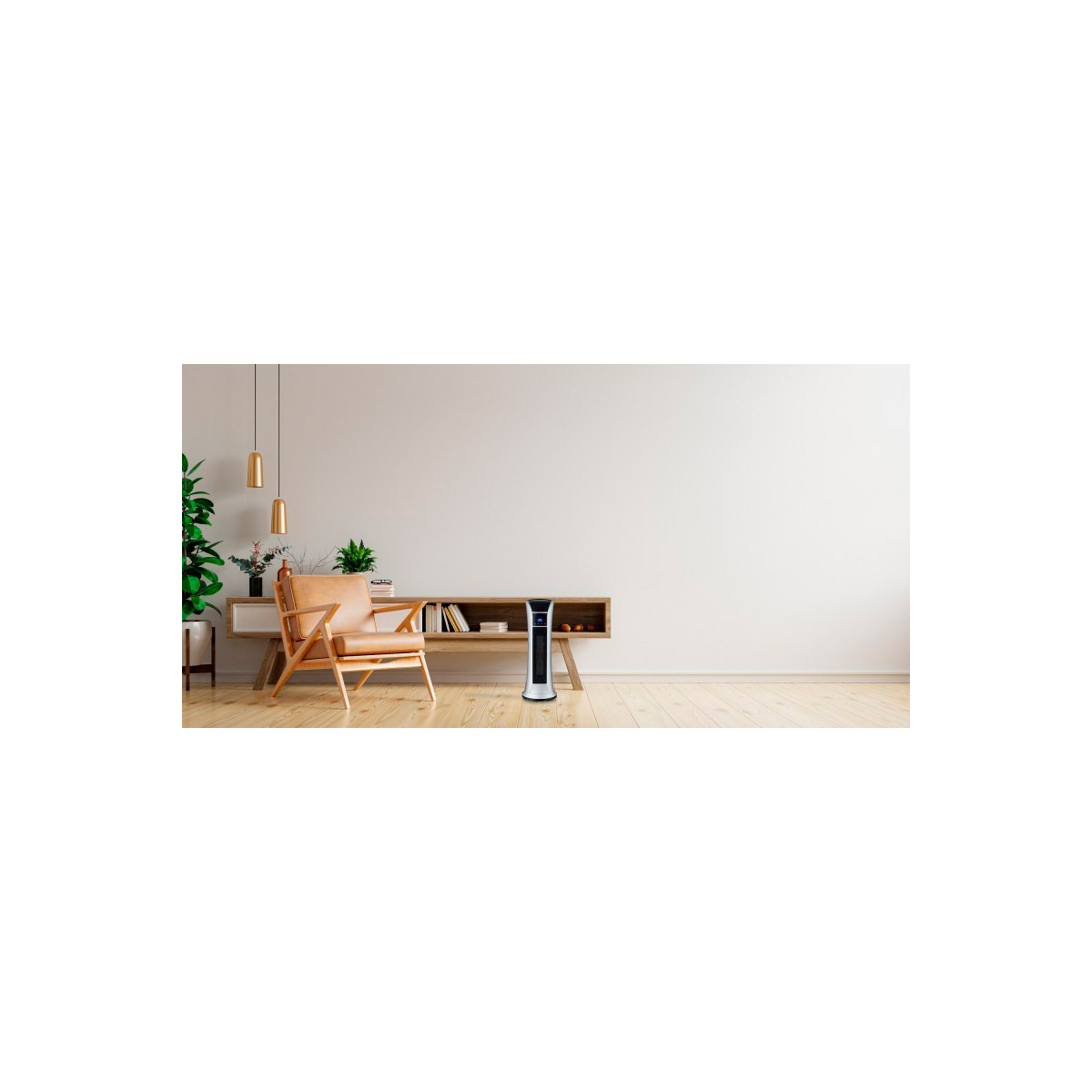 Una toma interior de una habitación con pisos de madera. Hay una silla, un gabinete y un ventilador en la habitación.