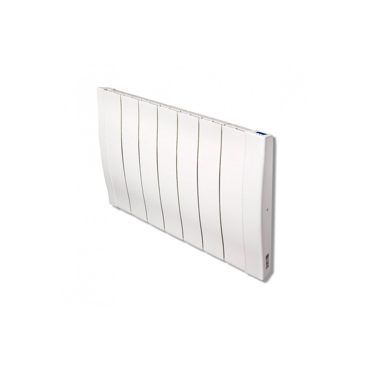 Radiador eléctrico blanco apoyado en una pared blanca. Tiene barras verticales y un panel de control.