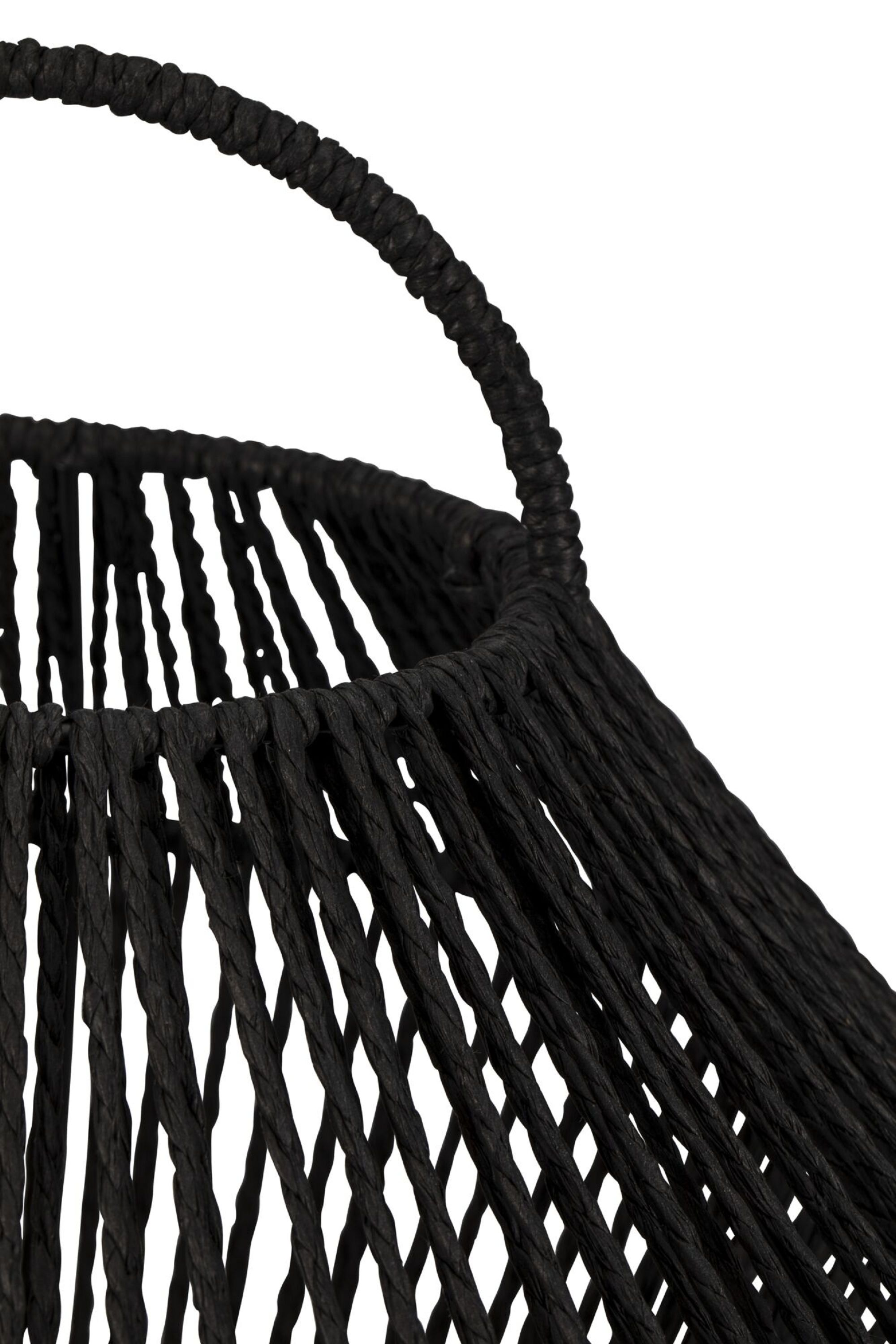 Zbliżenie czarnego abażuru z plecionych lin. Liny tworzą teksturowaną powierzchnię.