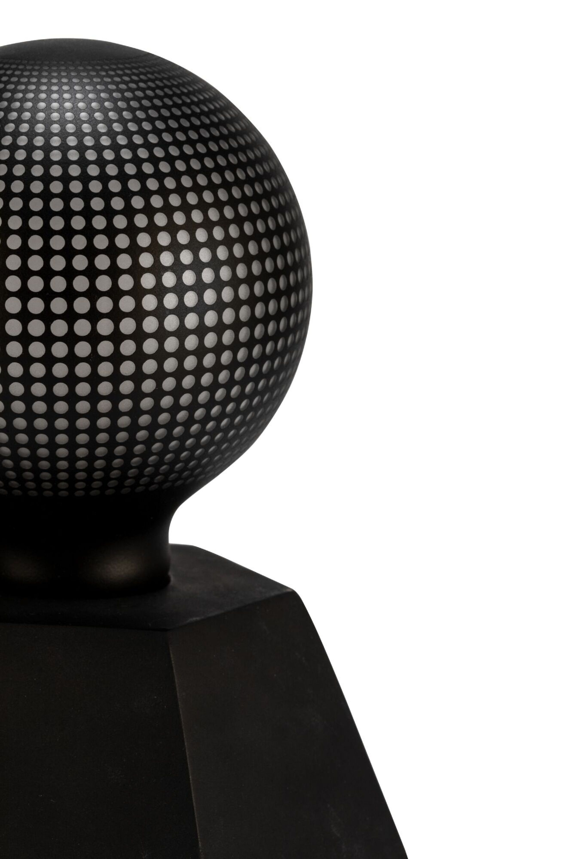 Czarna lampa z kulistą głowicą z okrągłymi wycięciami.