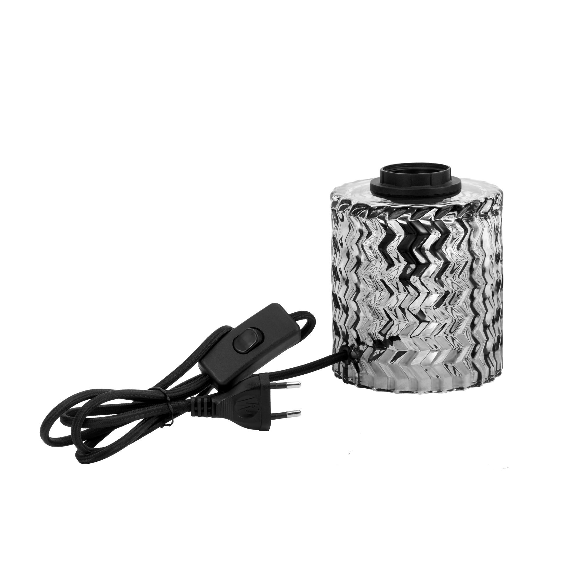 Srebrna szklana lampa z czarnym kablem, czarnym włącznikiem i wtyczką. Białe tło.