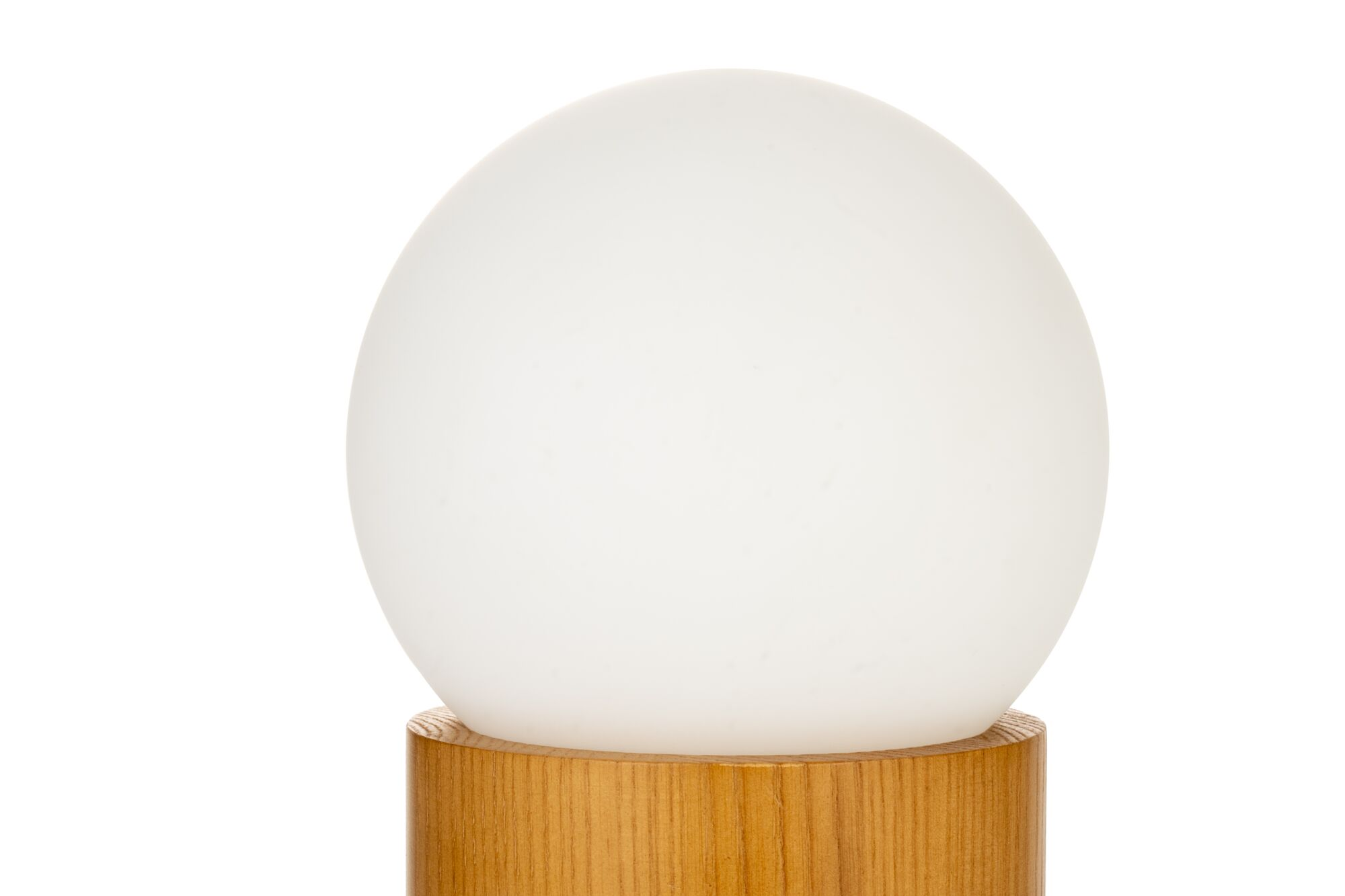 Okrągła biała lampa na drewnianej podstawie.