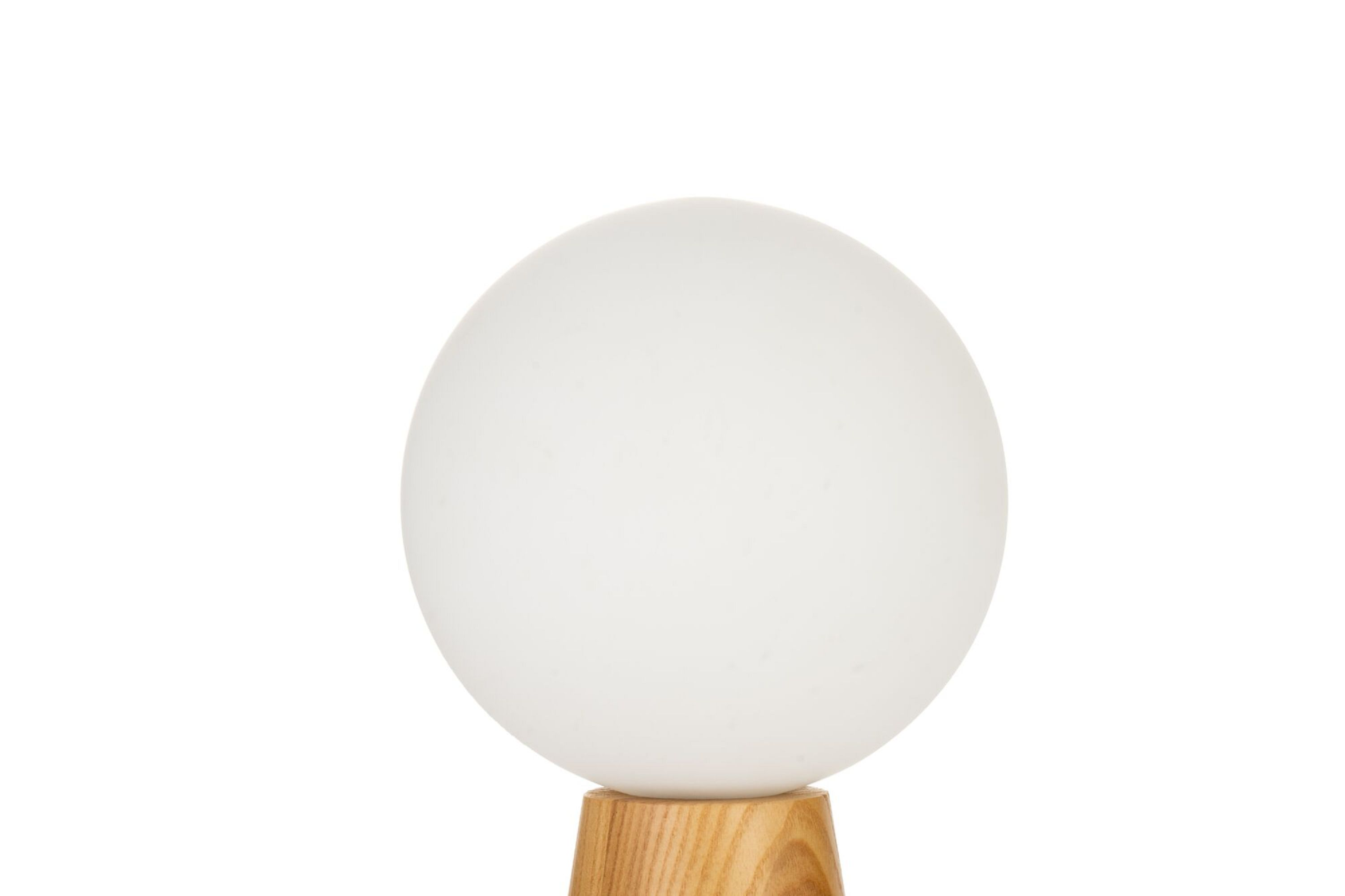 Biała żarówka w kształcie kuli na drewnianej podstawie, na białym tle.
