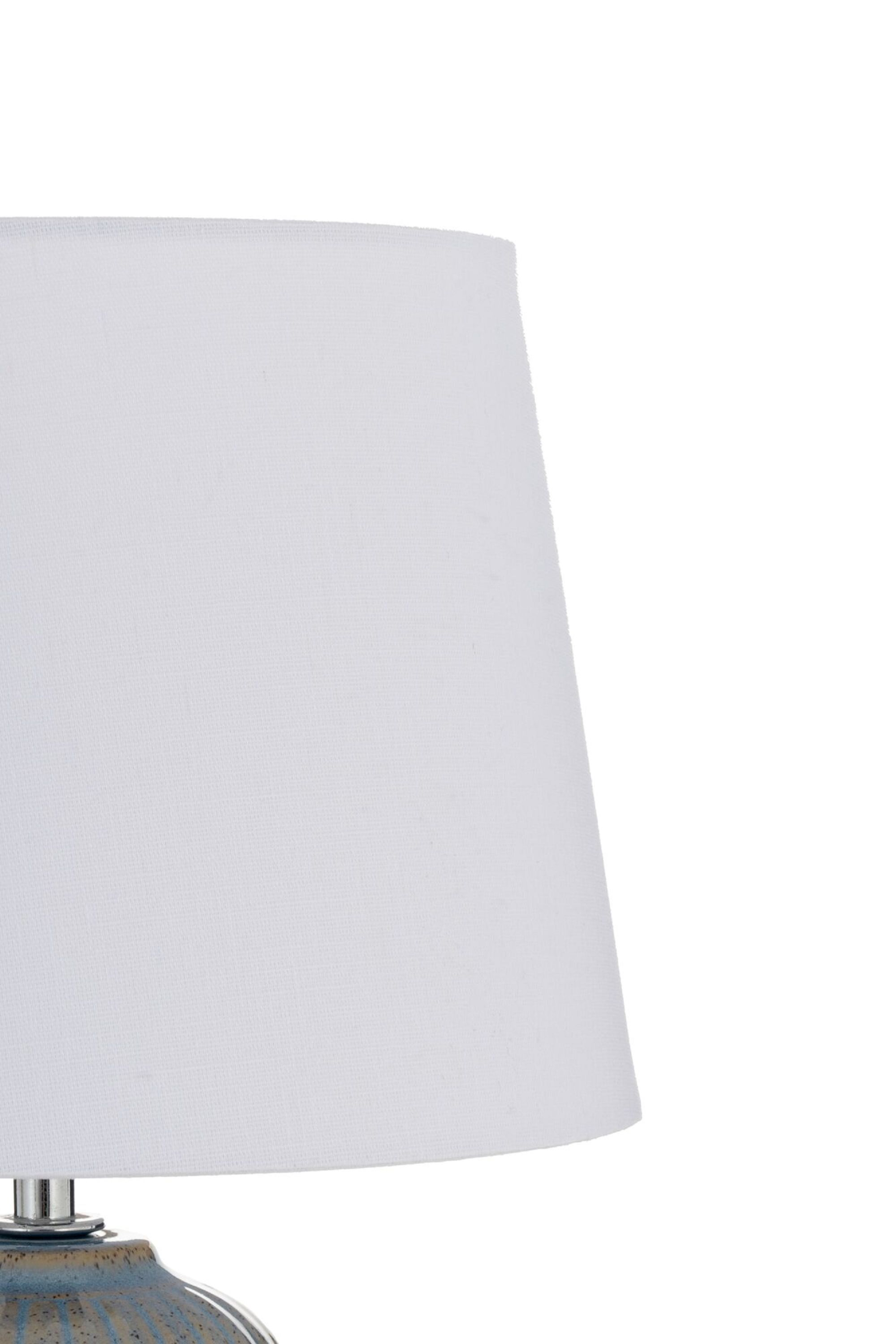Biały abażur na podstawie lampy, na białym tle.