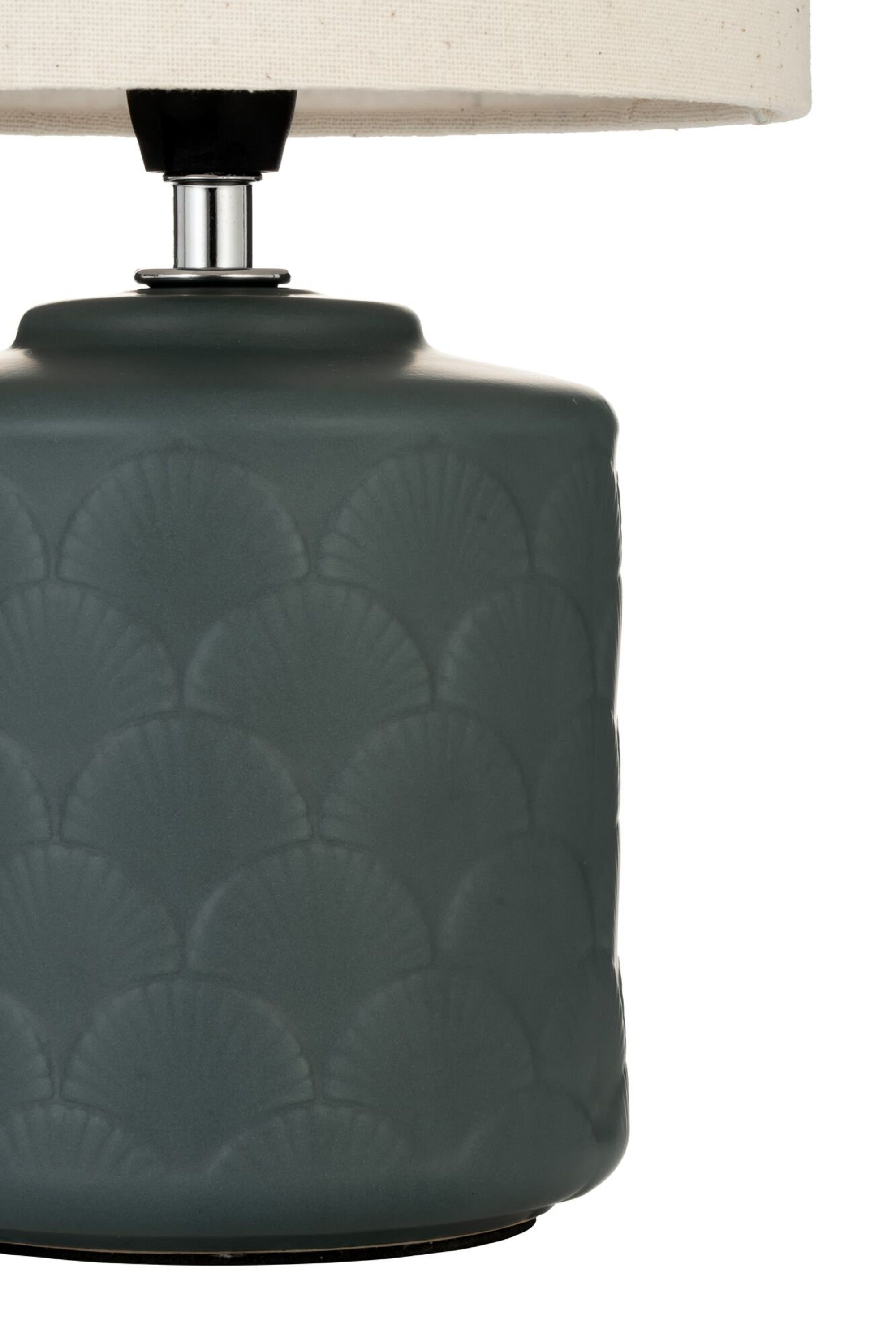 Ciemnoniebieska lampa z białym abażurem na białym tle.