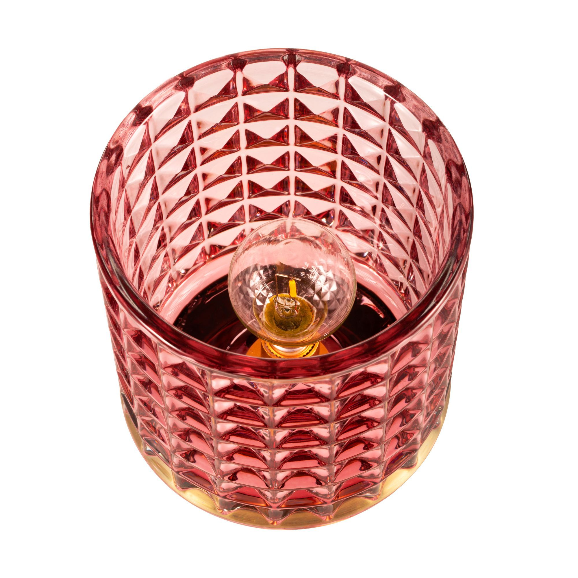 Czerwona szklana lampa. Lampa ma wzór diamentów i żarówkę w środku. Jest na białym tle.