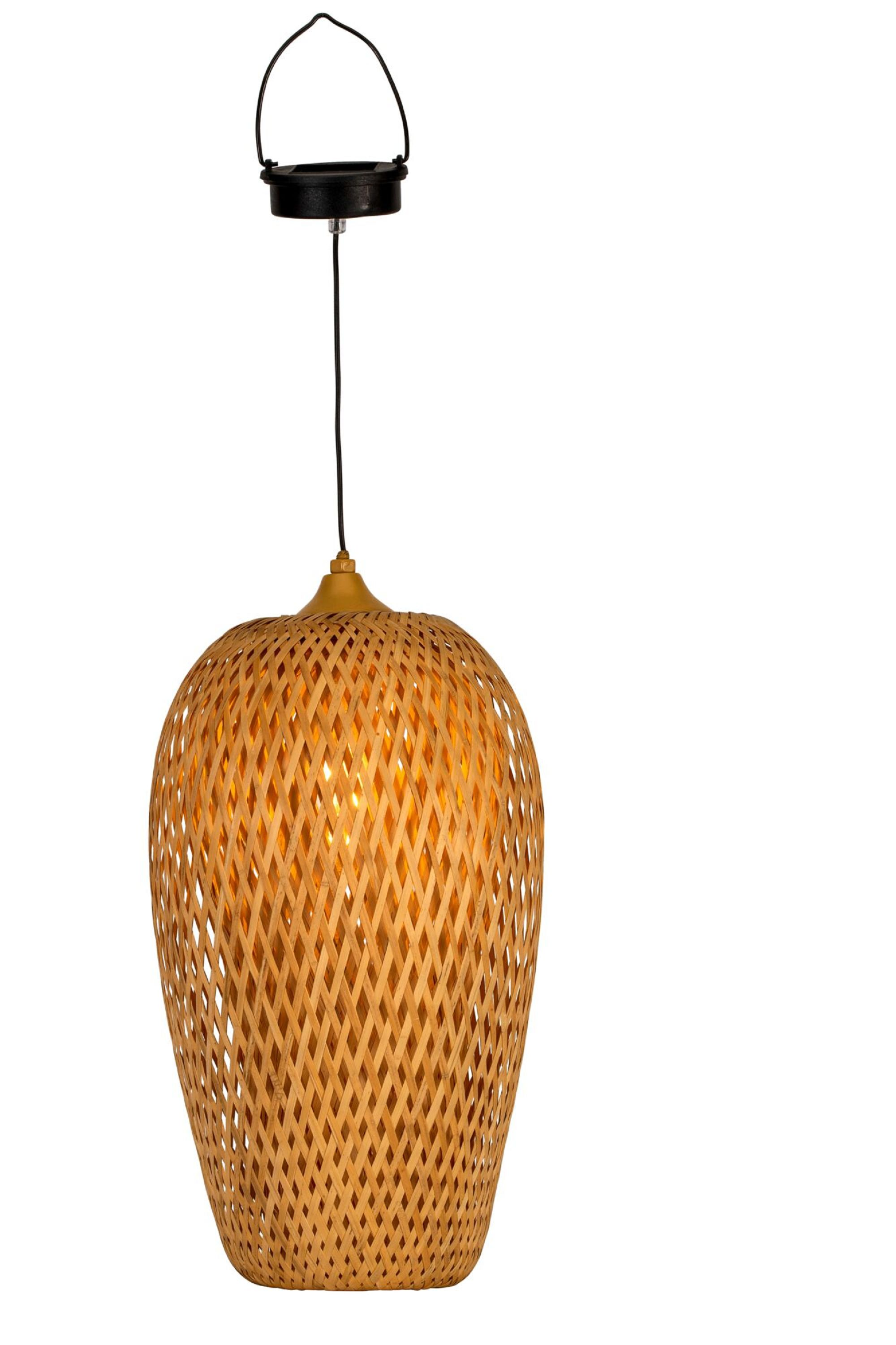 Lampa wisząca wykonana z plecionego bambusa z czarnym blatem i drutem. Tło jest białe.