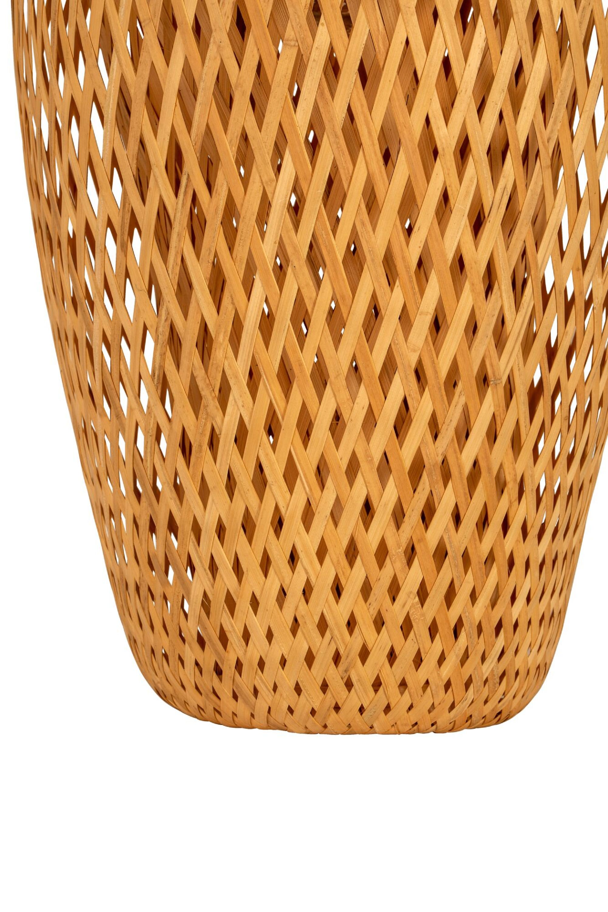 Tkany kosz, wykonany z jasnobrązowego materiału, na białym tle.