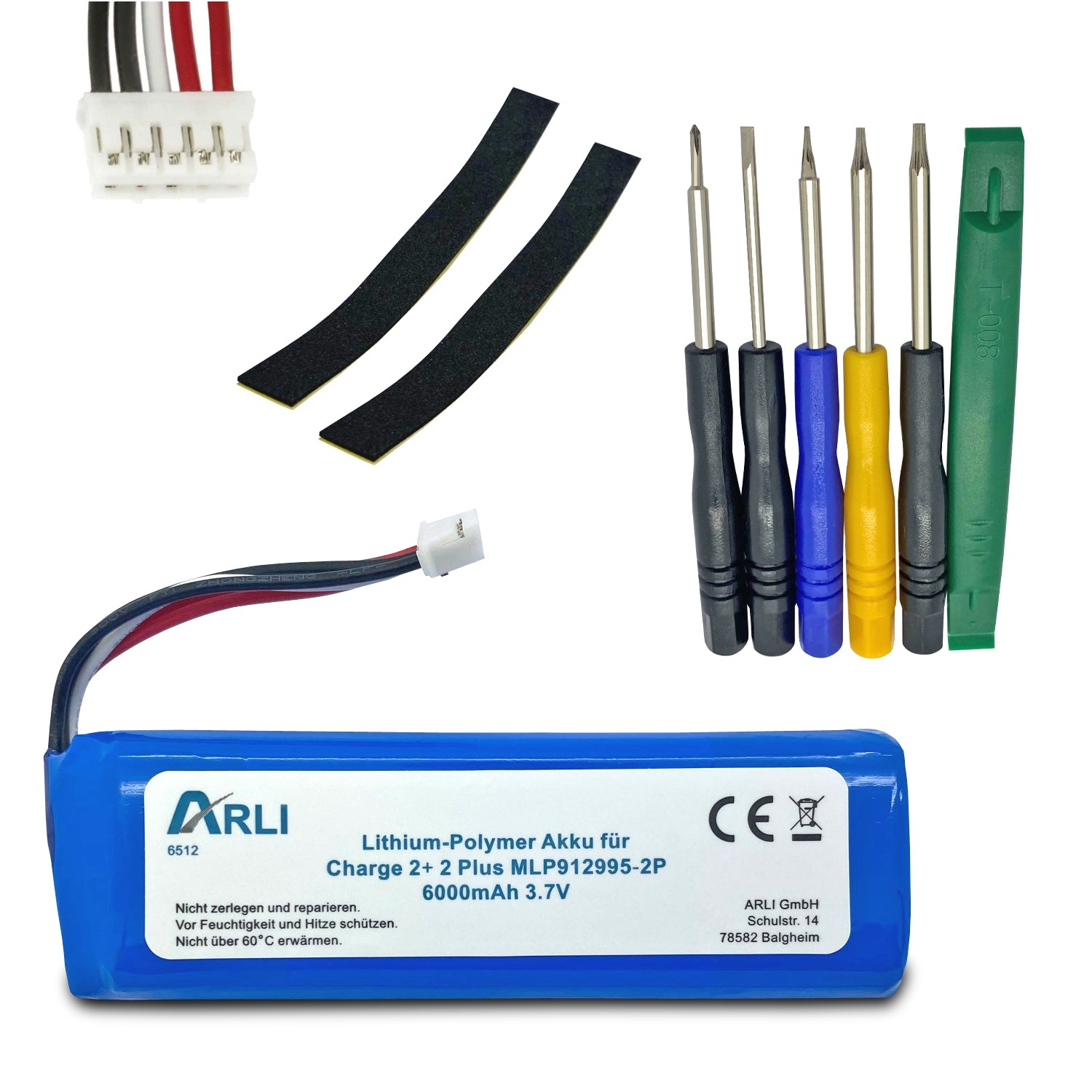 Batterie, Schraubendreher und schwarze Schaumstoffstreifen auf weißer Oberfläche. Verschiedene Objekte.