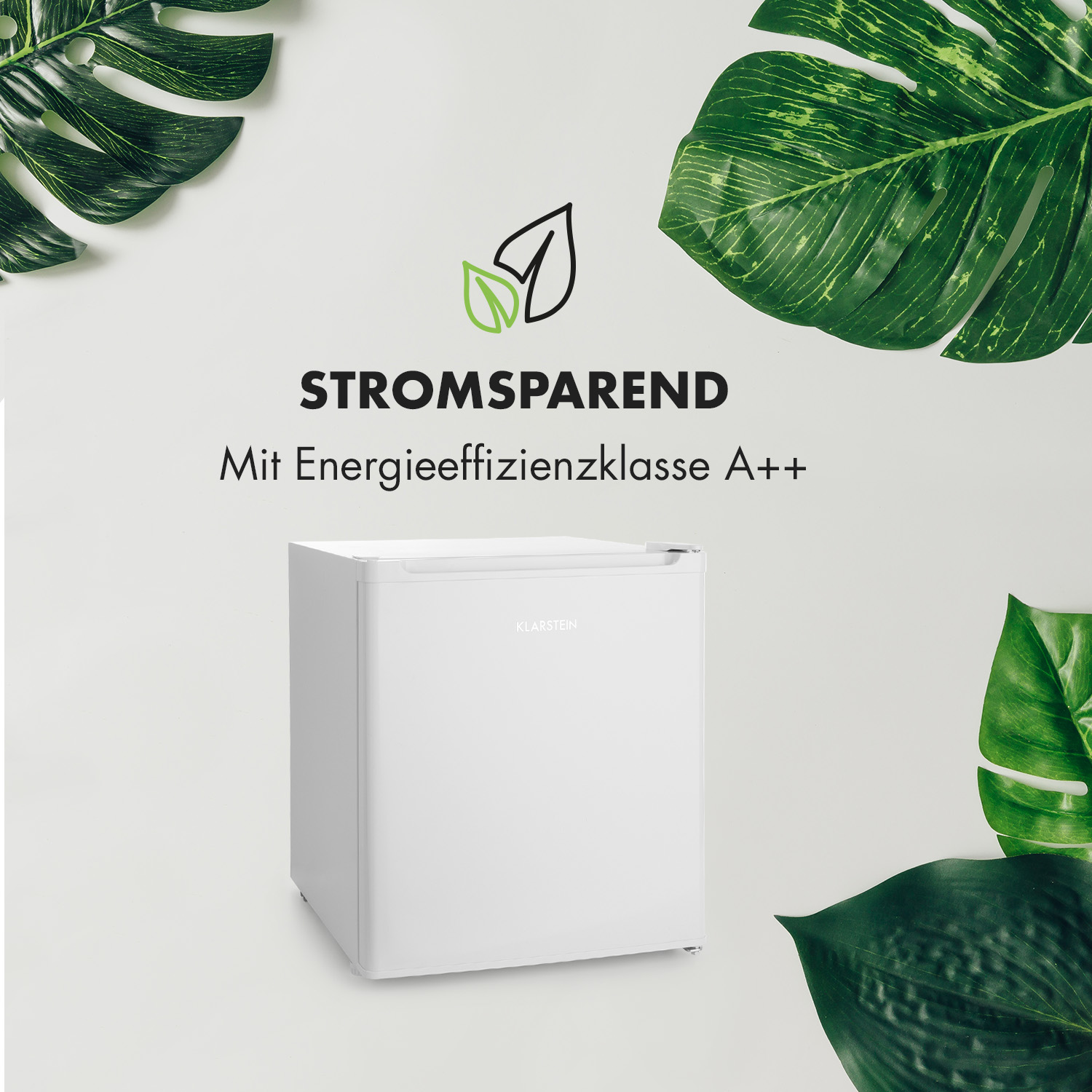 Un mini frigorífico blanco con el texto 'Stromsparend' y hojas verdes.