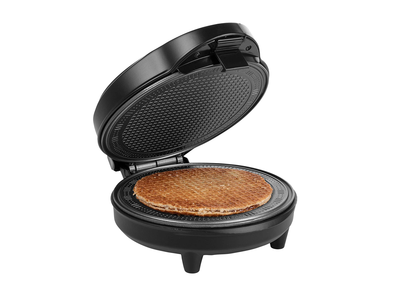 Czarny gofrownica z gofrem w środku, otwarta na białym tle.