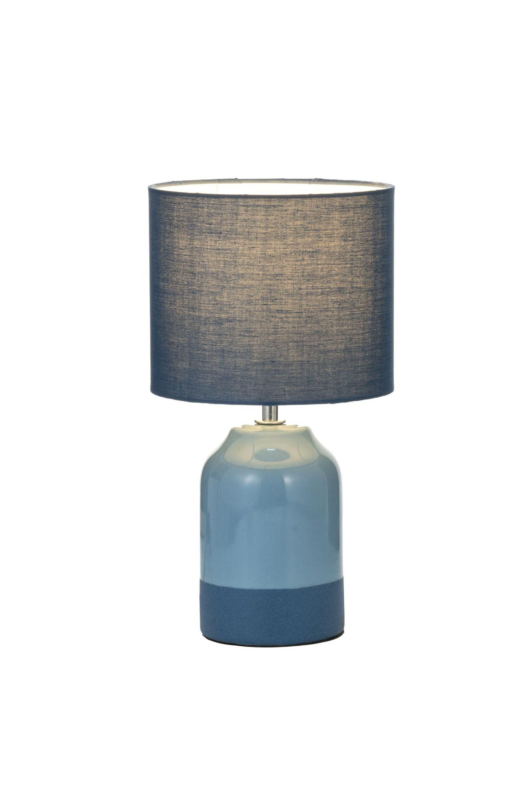 Niebiesko-szara lampa stołowa, białe tło.