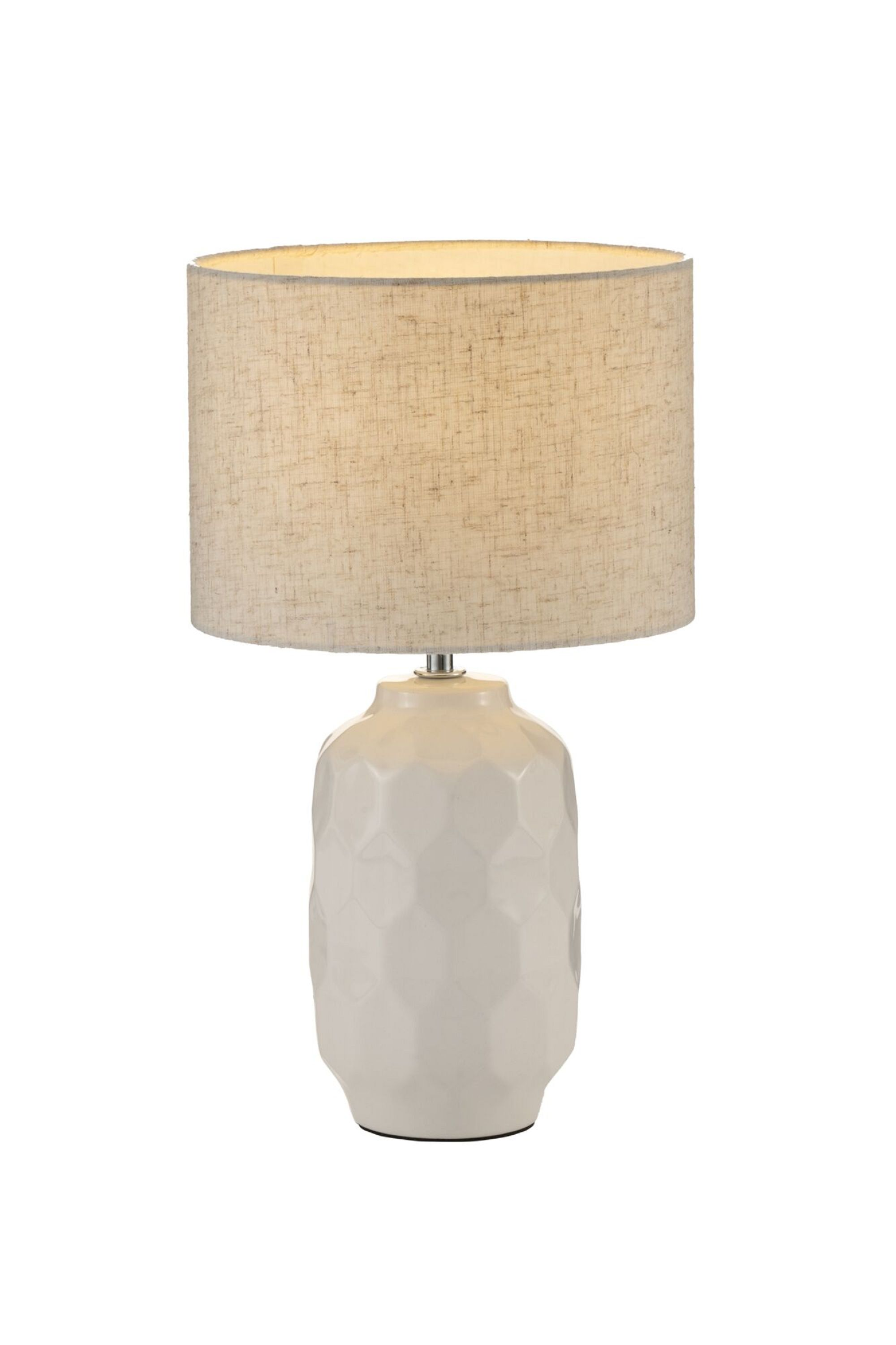 Biała lampa stołowa z teksturowaną podstawą i beżowym abażurem z tkaniny. Tło jest białe.