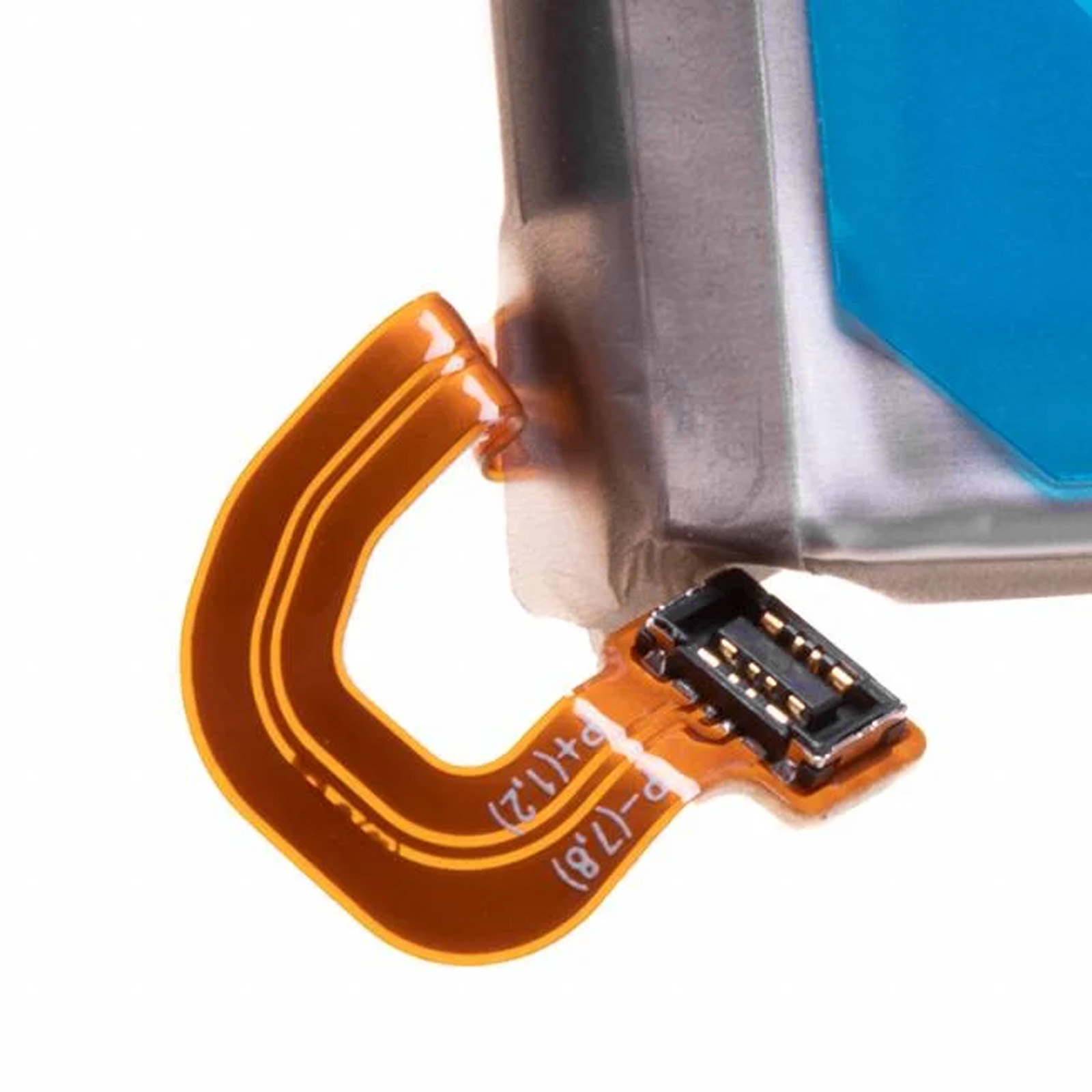Primer plano de una batería de teléfono con un cable flexible.