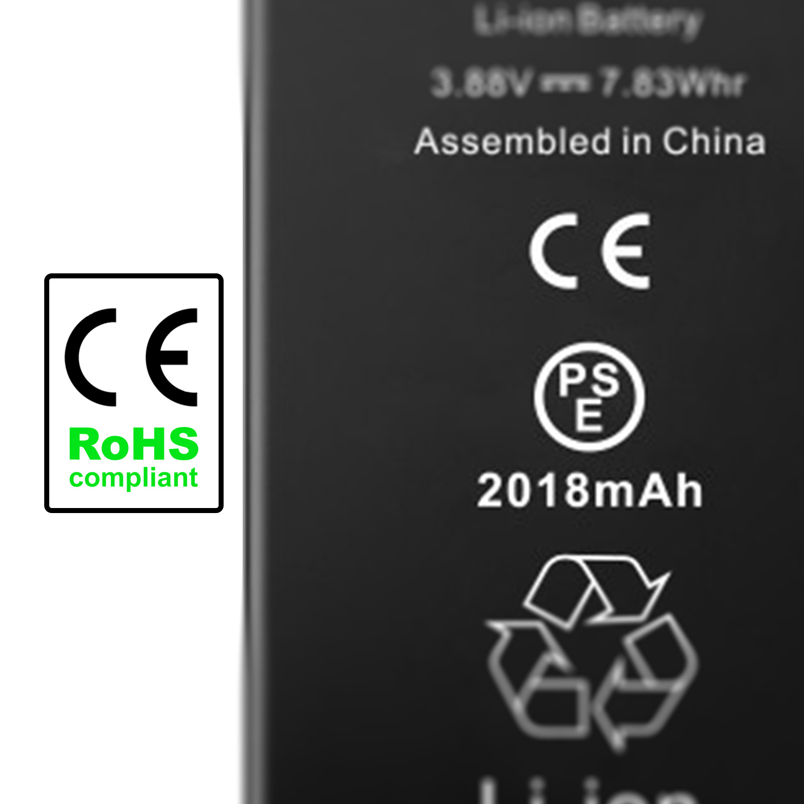 Nahaufnahme einer Batterie mit Etiketten. Sie hat CE- und RoHS-konforme Kennzeichnungen.