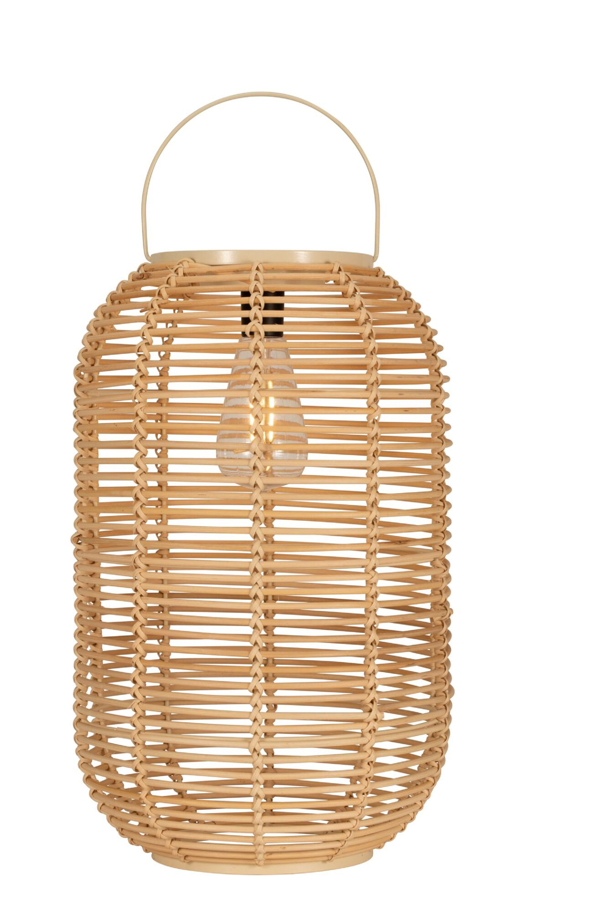 Tkana latarnia z rattanu z żarówką w środku. Uchwyt jest na górze, na białym tle.