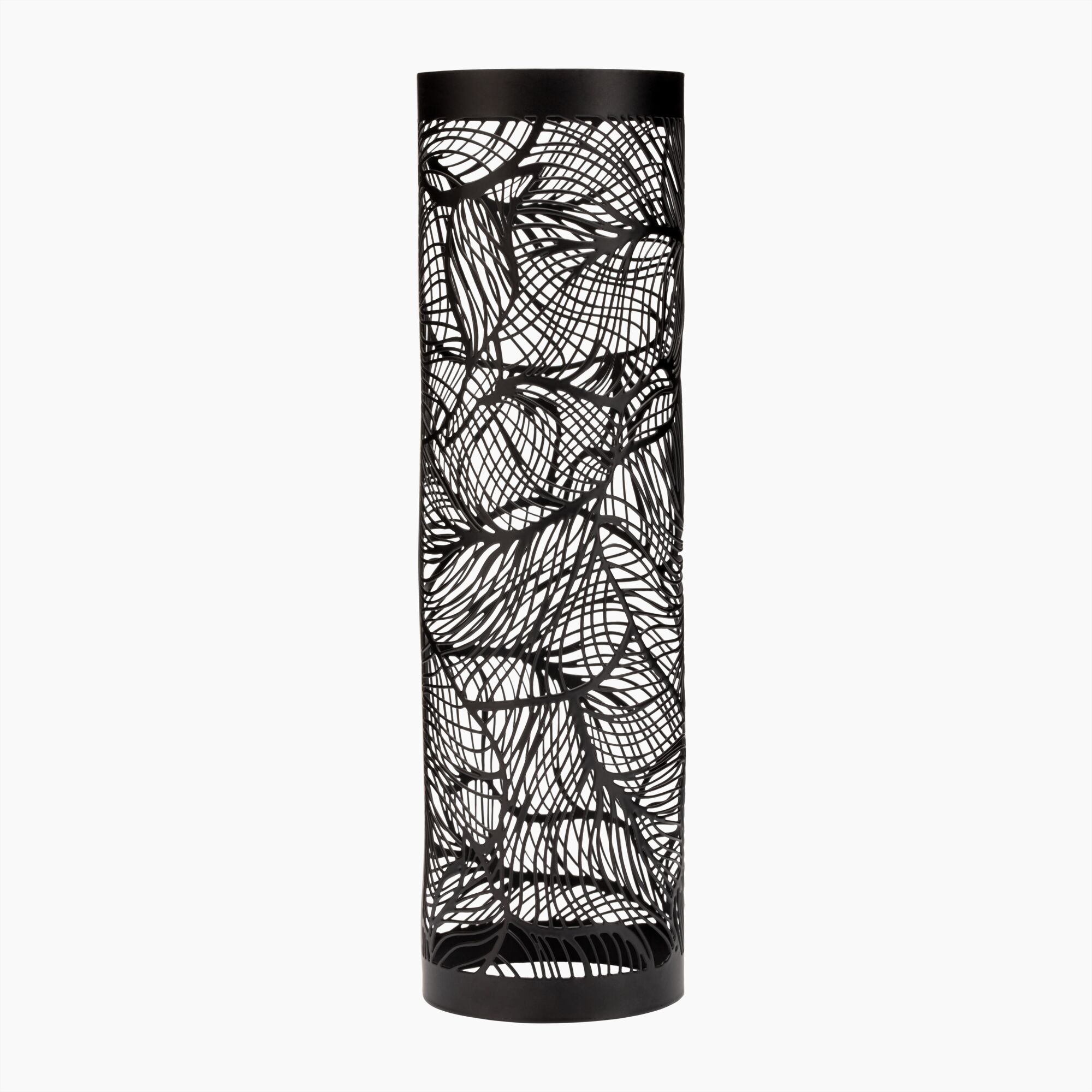 Schwarze Metalllampe mit zylindrischer Form und Blättermuster-Ausschnitten, isoliert auf weißem Hintergrund.
