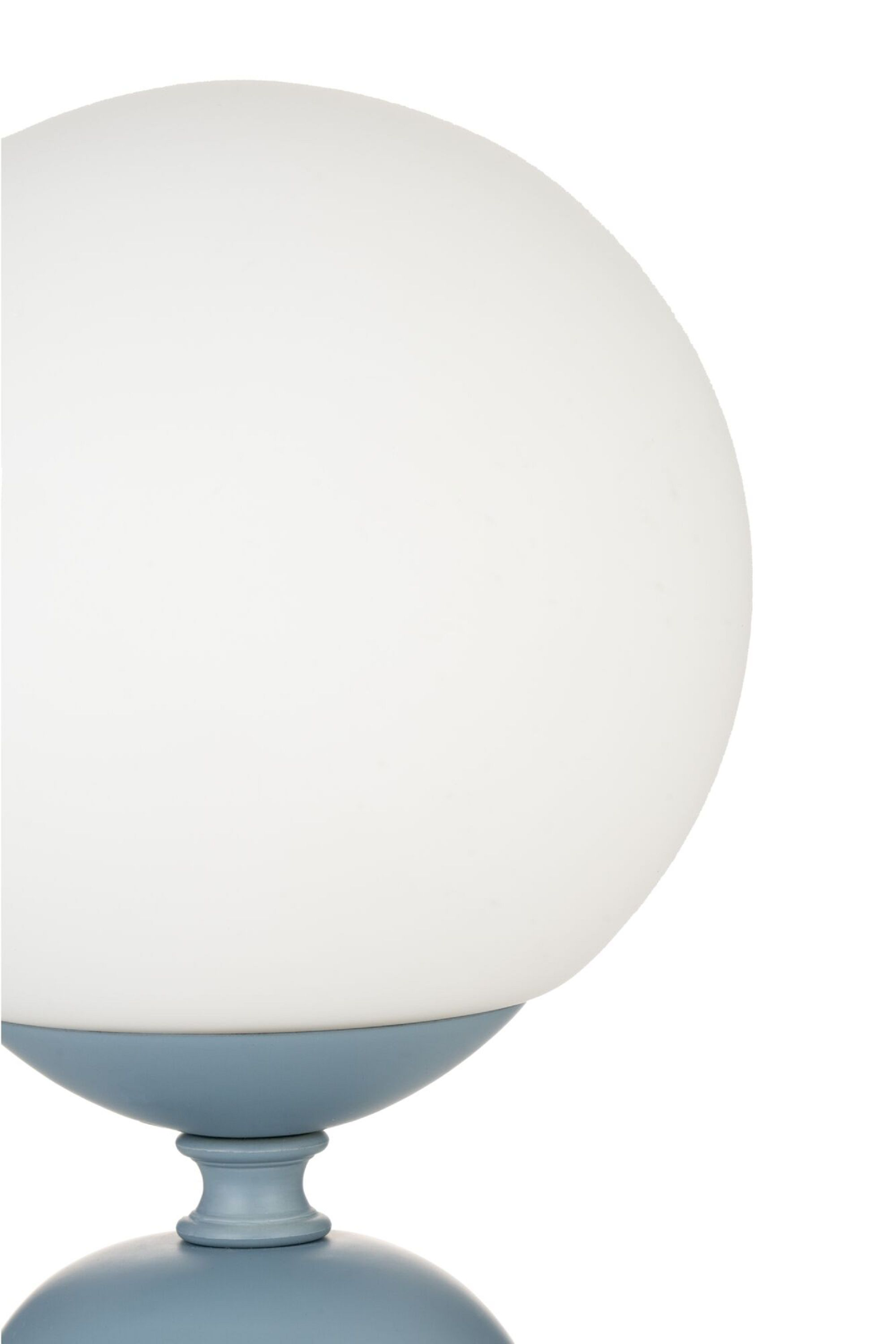 Biała lampa kulista z niebieską podstawą. Lampa znajduje się na białym tle.