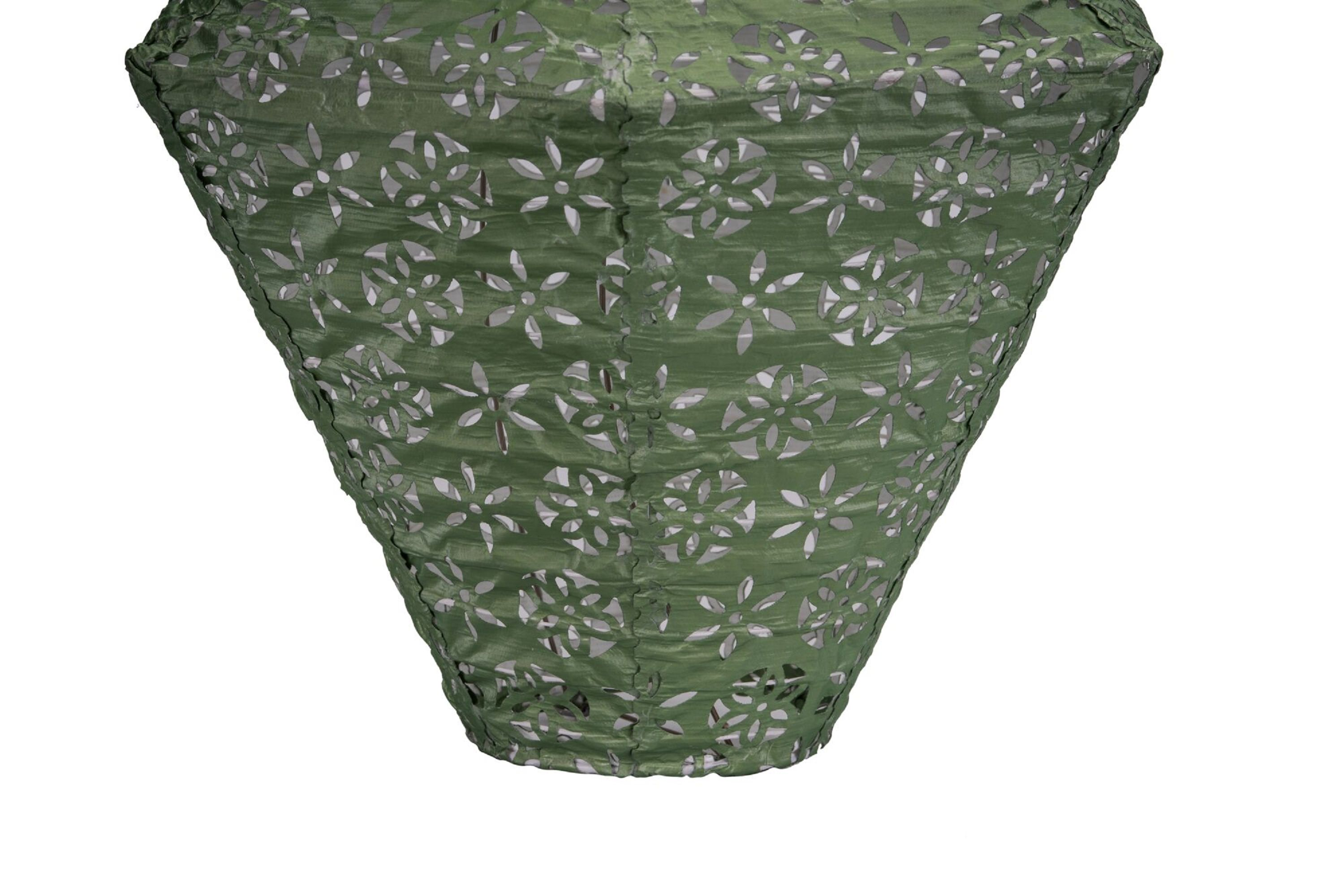 Zielony klosz w kształcie stożka z wyciętymi wzorami kwiatowymi. Wisi na białym tle.