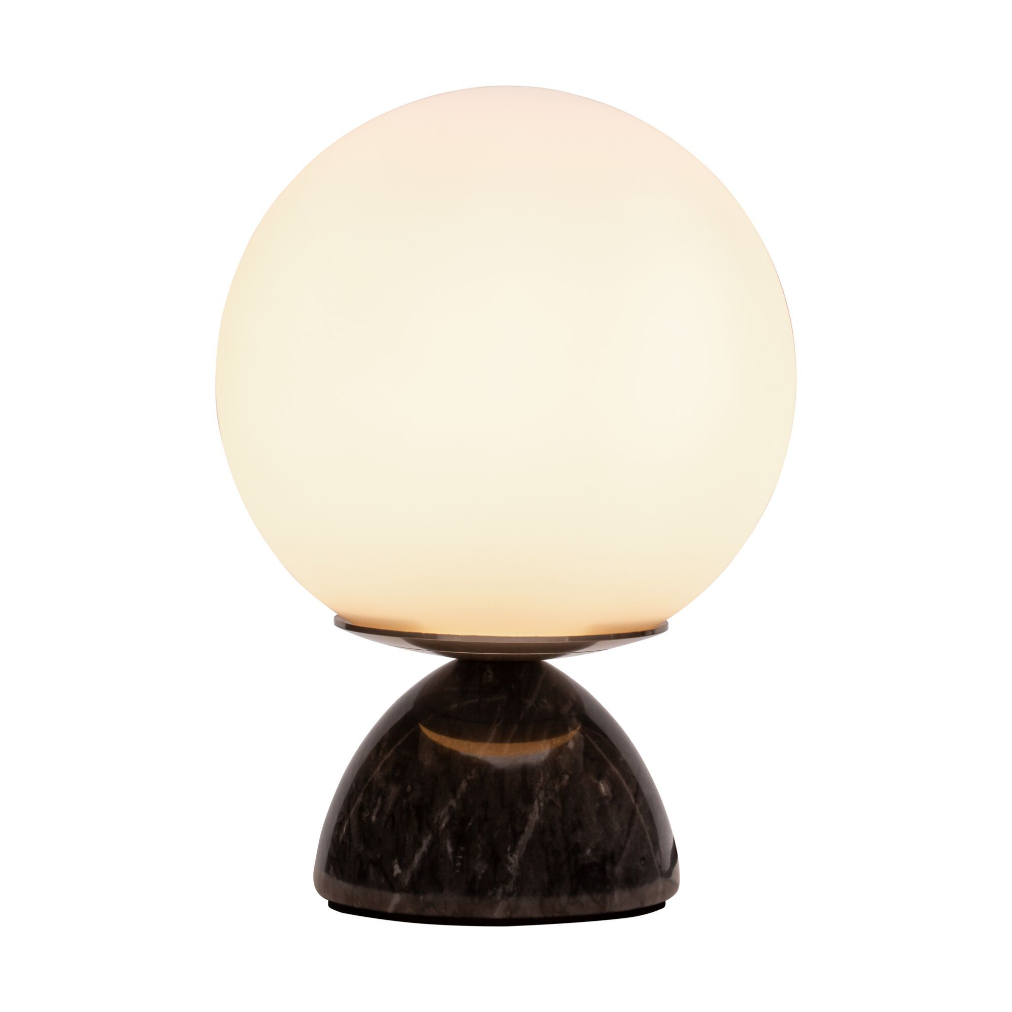 Eine moderne Lampe mit weißem Globus-Schirm und dunkler Marmorbasis.