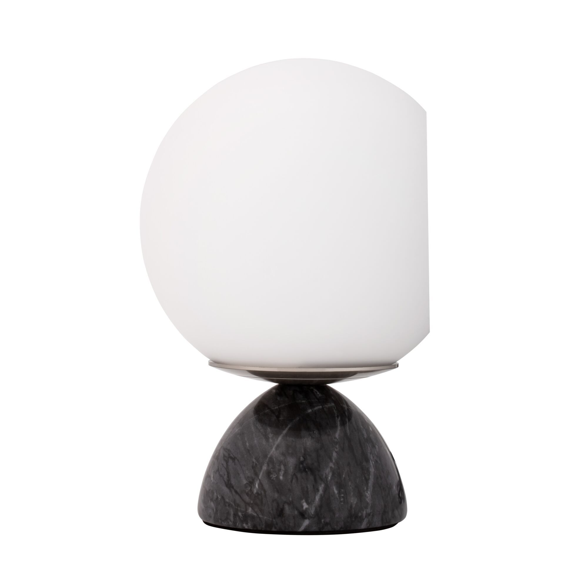 Ein weißer, kugelförmiger Lampenschirm auf einem schwarzen Marmorsockel. Die Lampe steht vor weißem Hintergrund.