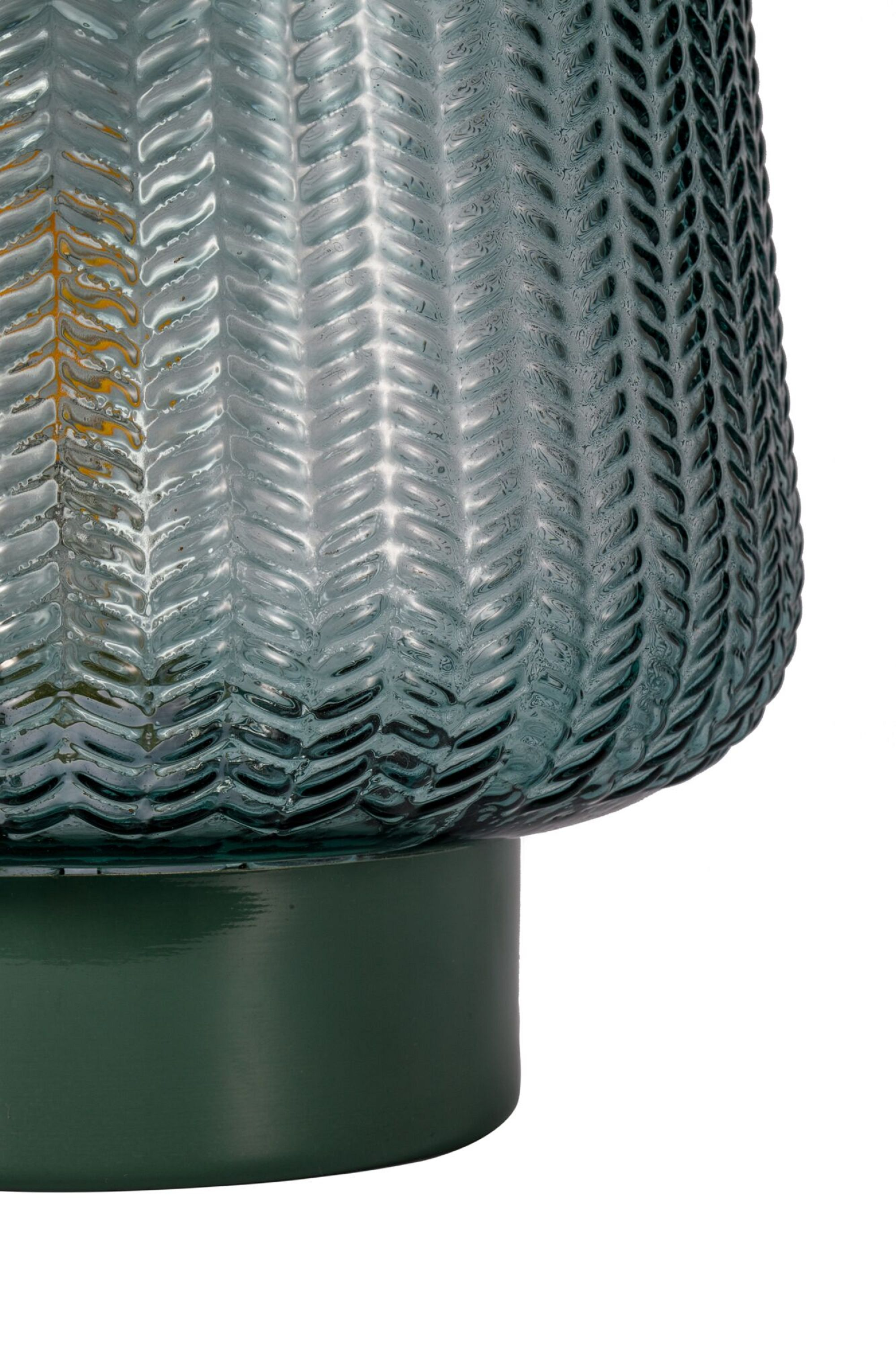 Szklany wazon z teksturowanym, turkusowym wzorem w jodełkę. Wazon ma zieloną podstawę.