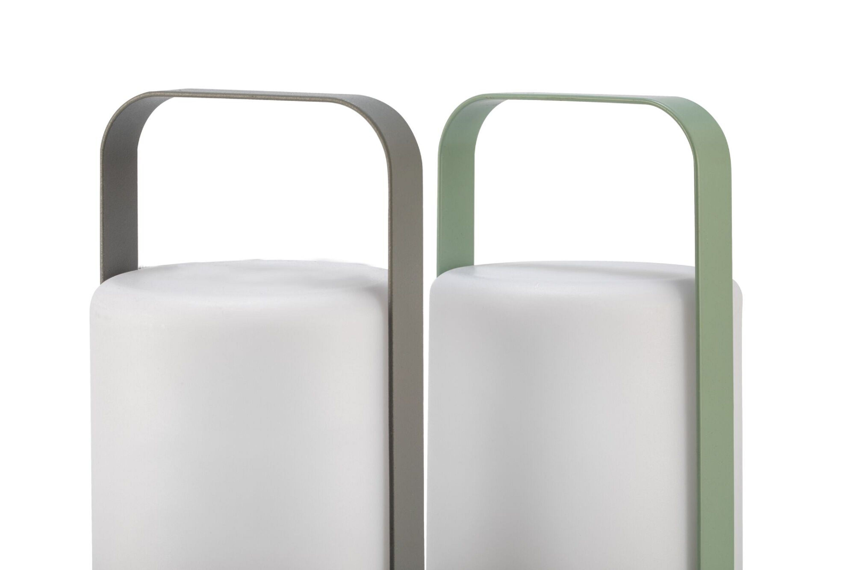 Dwie białe cylindryczne lampy zewnętrzne z szarymi i zielonymi uchwytami, na białym tle.