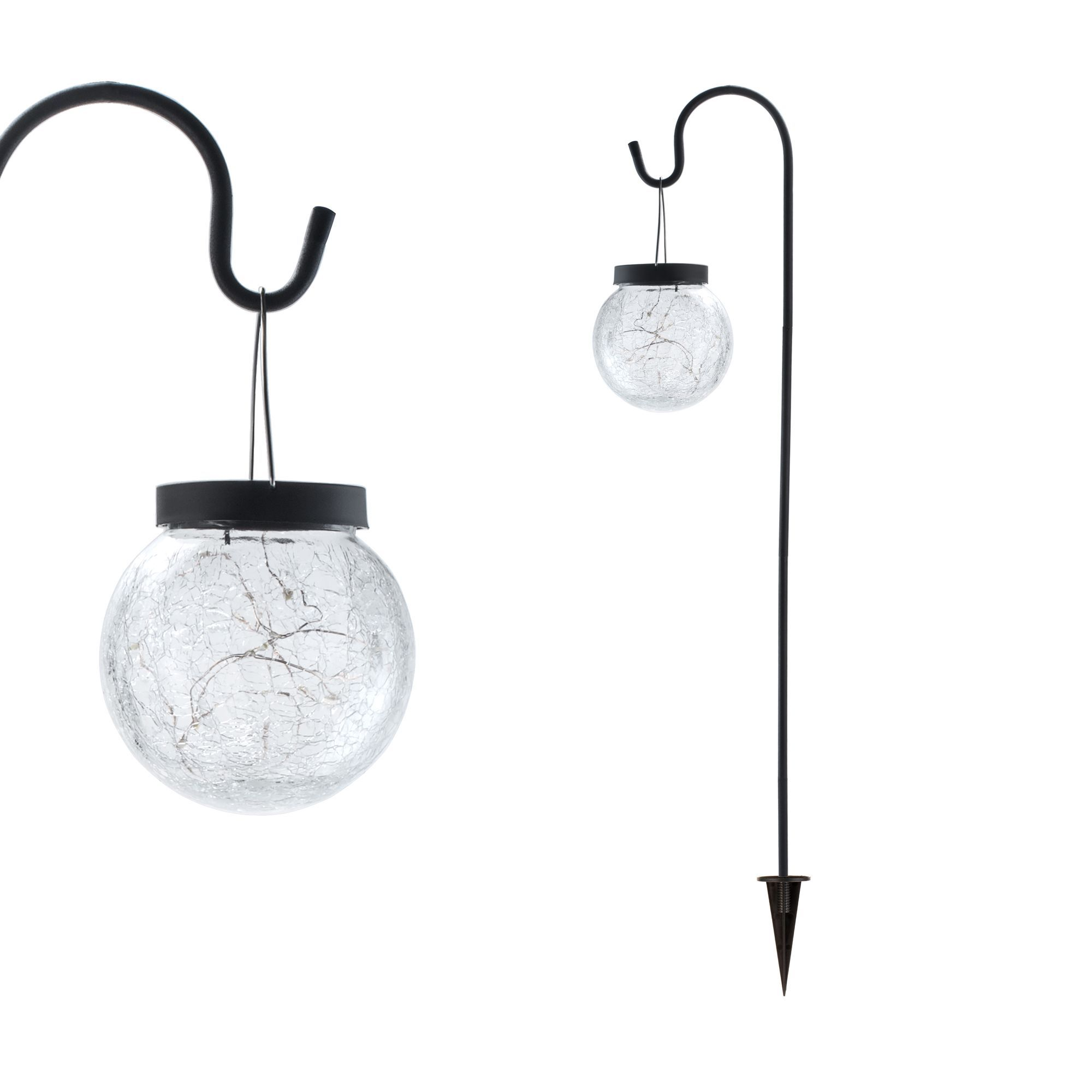 Dwie wiszące lampy kuliste z popękanego szkła, przymocowane do czarnych metalowych słupków.