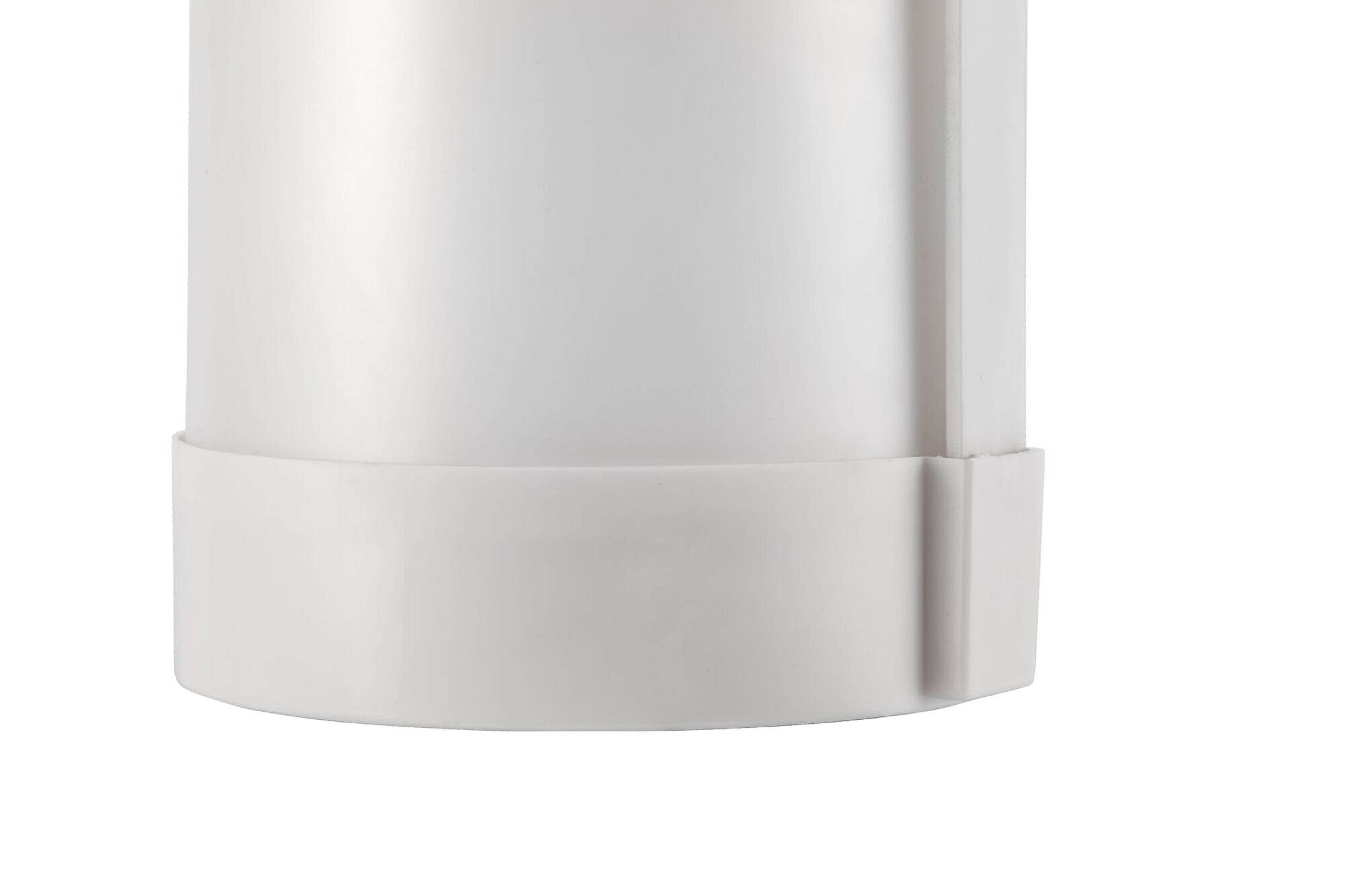 Zbliżenie białego, cylindrycznego obiektu z poziomym pasem. Obiekt znajduje się na białym tle.