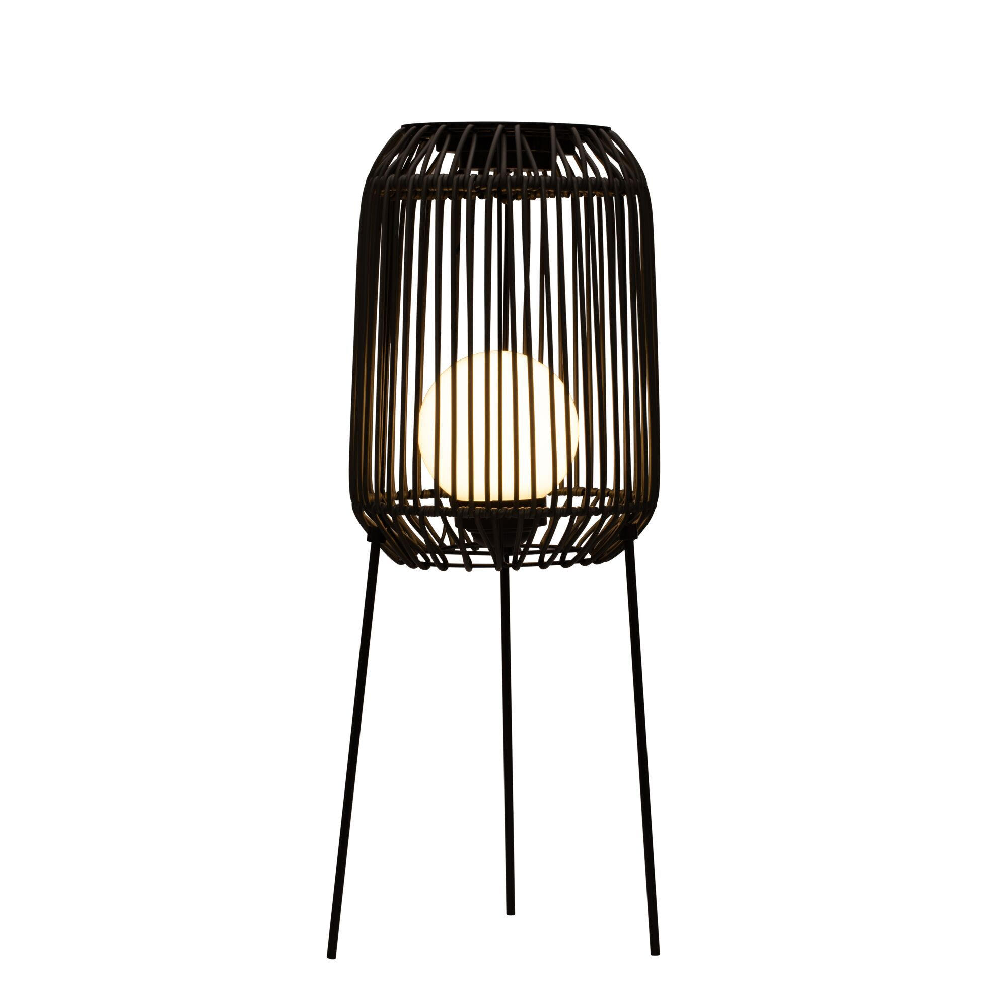 Czarna metalowa lampa podłogowa z tkanym kloszem. Jest na białym tle.