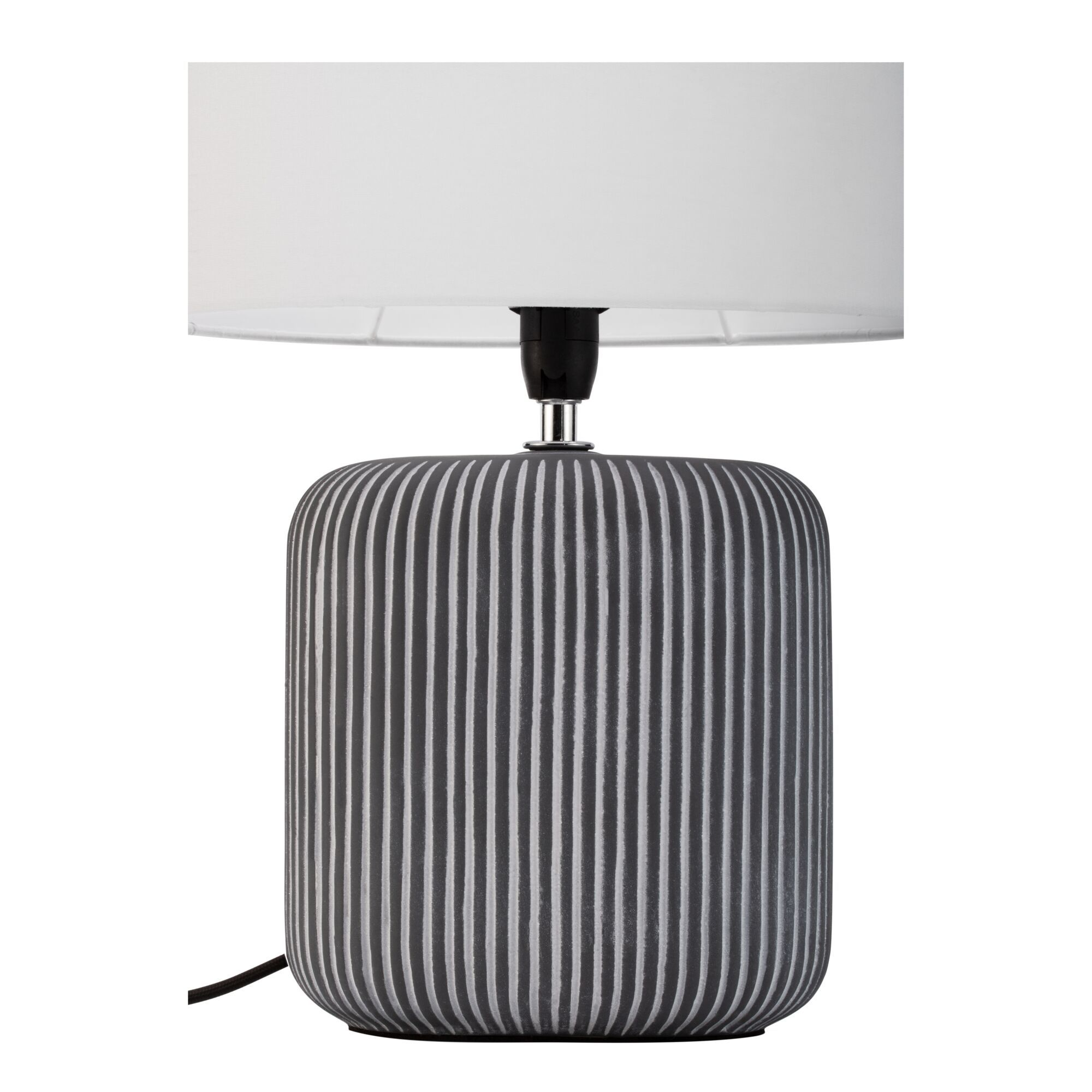Szara lampa z paskowaną podstawą i białym abażurem na białym tle.