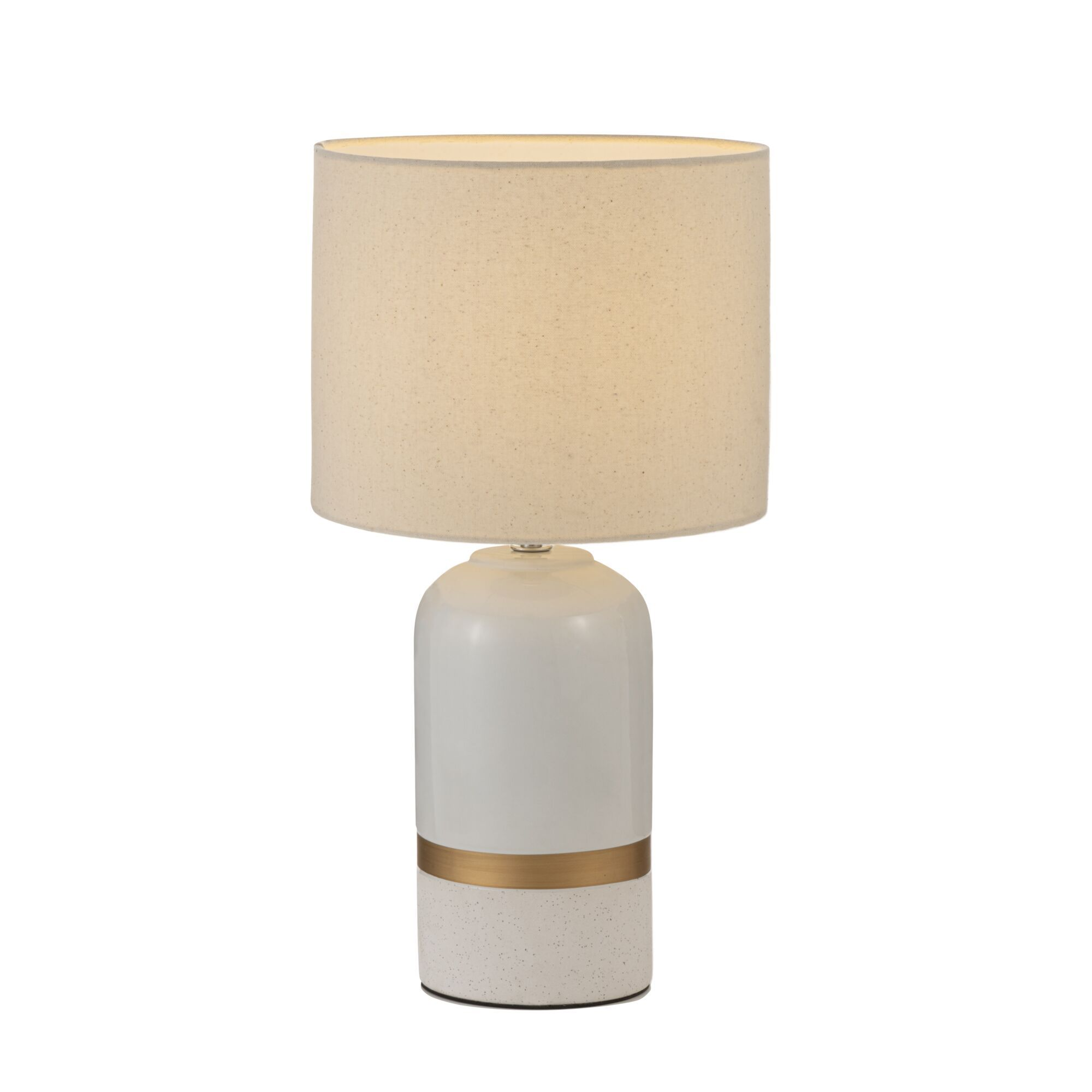 Biała ceramiczna lampa stołowa z beżowym abażurem, izolowana na białym tle.