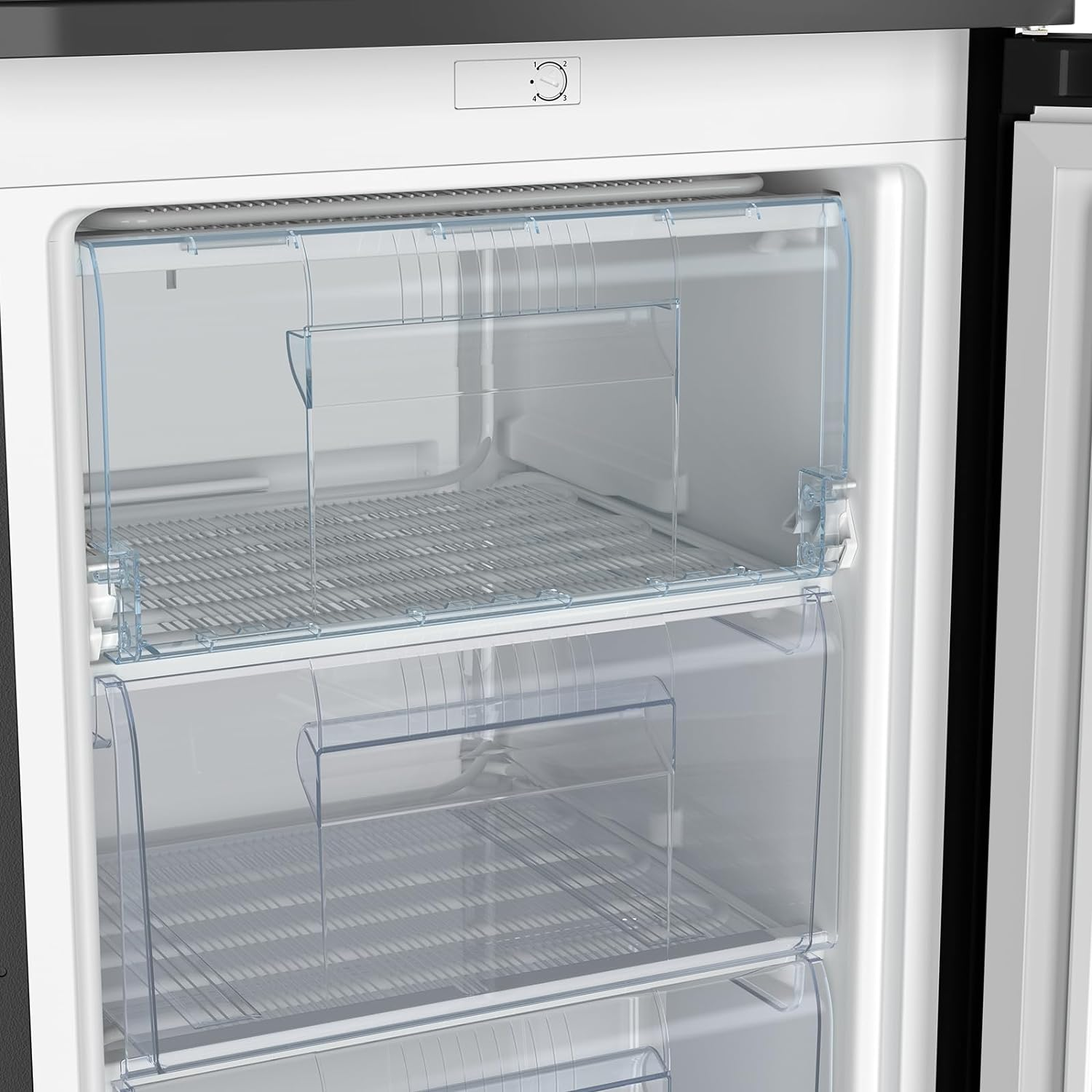 Dentro de un refrigerador, mostrando cajones y estantes transparentes. El interior está limpio e iluminado.