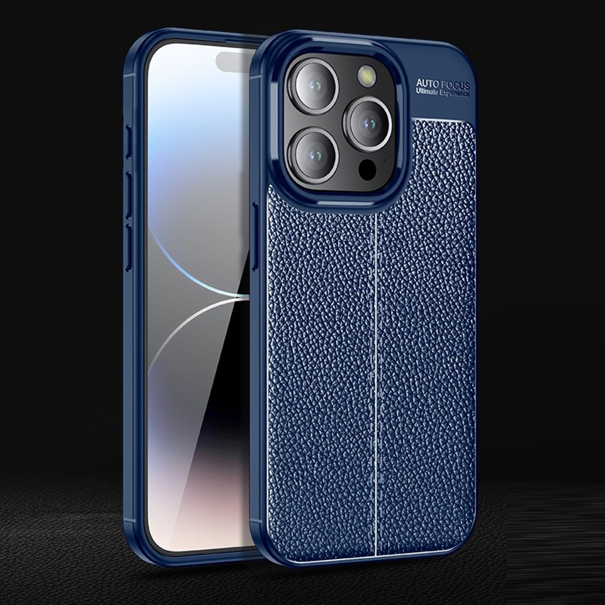 Ein Telefon mit einer blauen Lederhülle mit strukturierter Rückseite und Kamerahügel, auf dunklem Hintergrund.