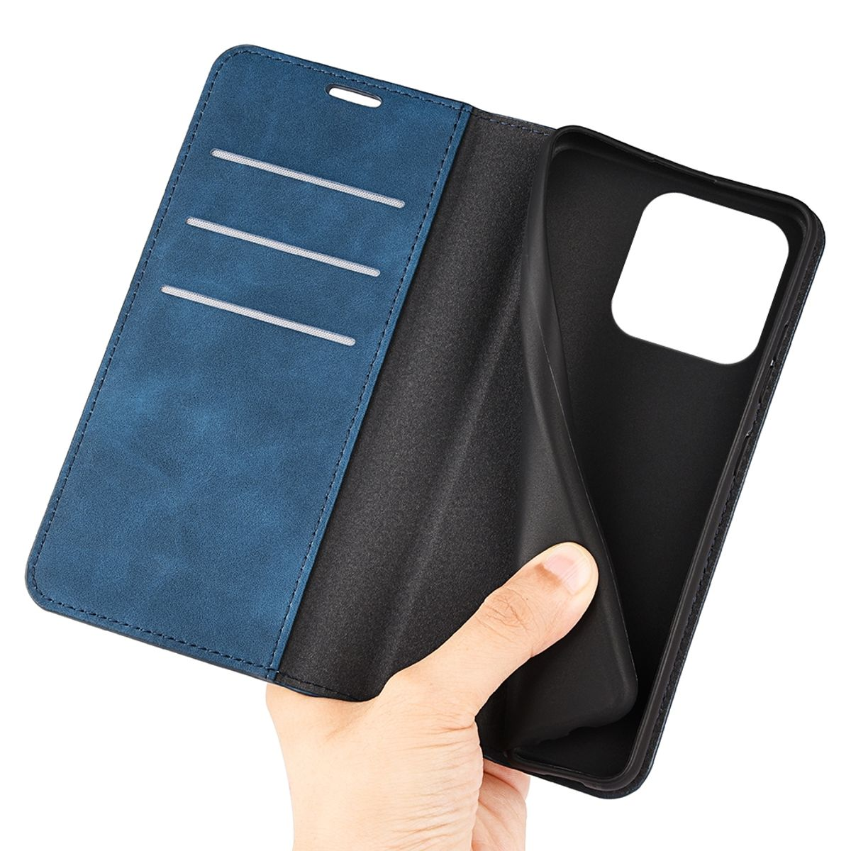 Eine blaue Handyhülle ist geöffnet und zeigt das Innere mit Taschen. Eine Hand hält die Hülle. Schwarzes Innere.