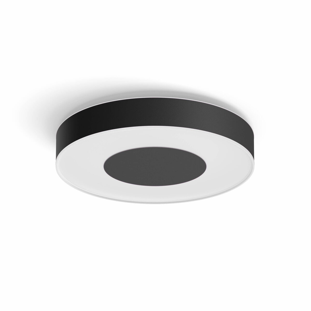 Biała oprawa oświetleniowa sufitowa z czarnym środkiem i czarną obwódką. Obecne są cienie.