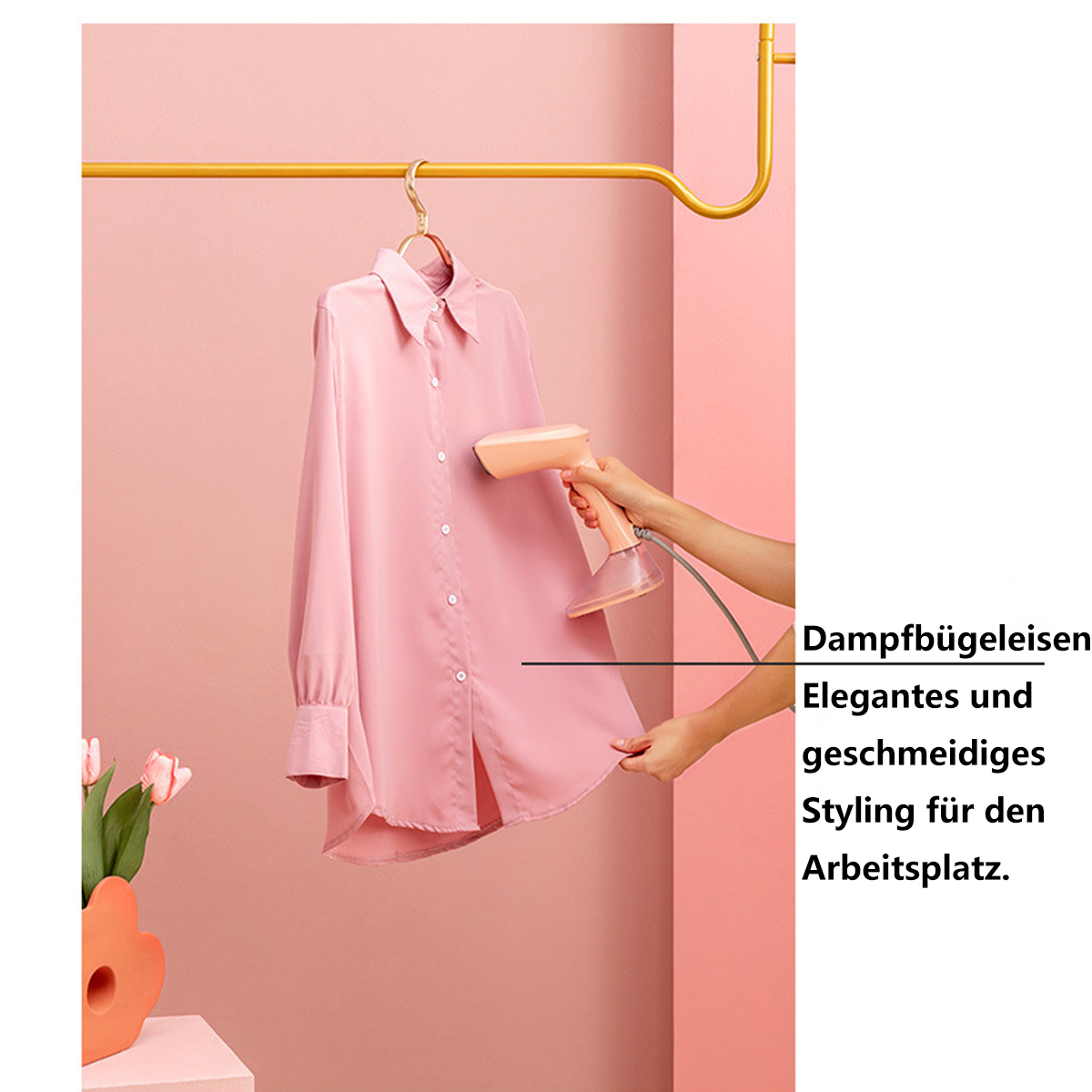 Eine Hand hält einen Dampfglätter über einem rosa Hemd an einer goldenen Stange, rosa Hintergrund.