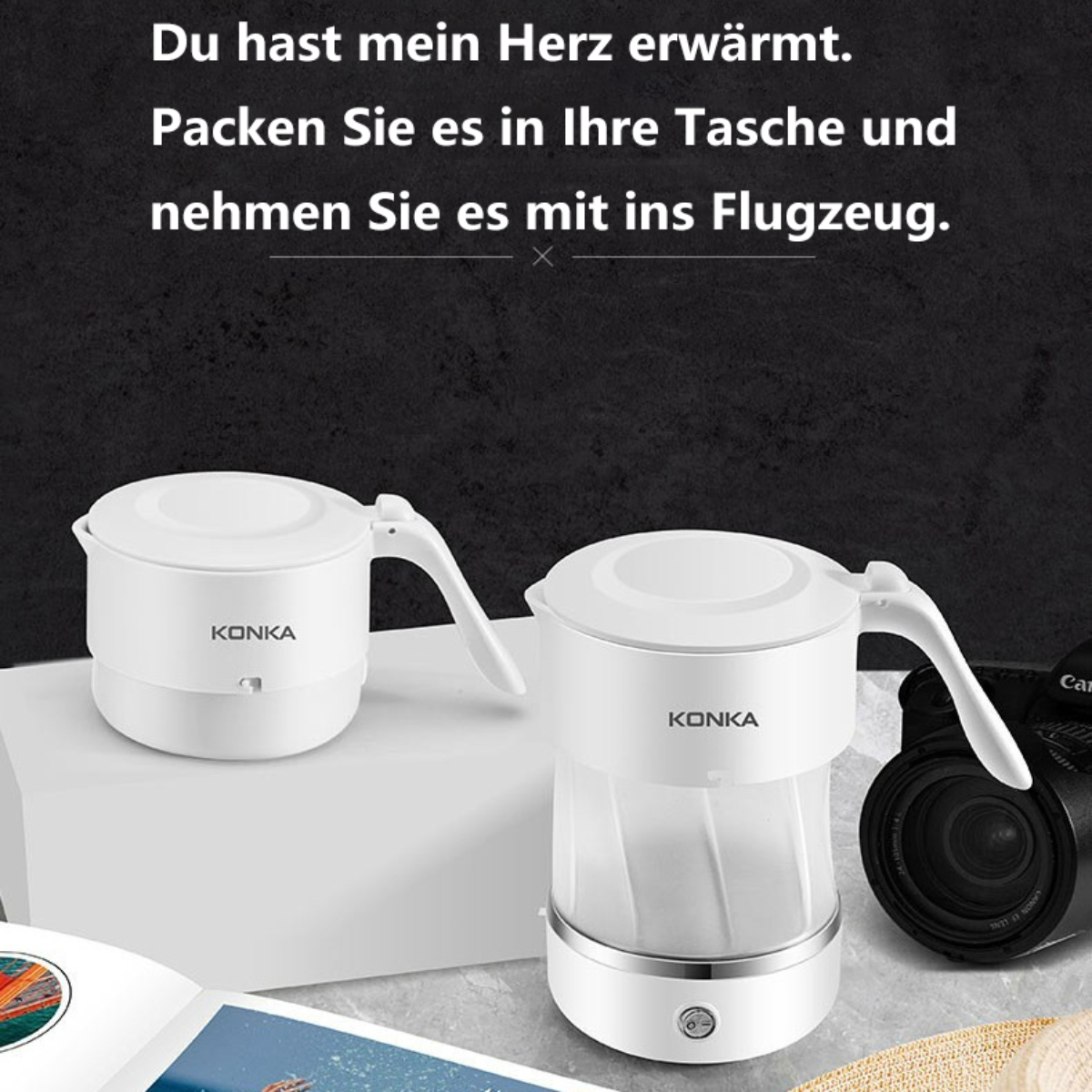 Zwei weiße Reise-Wasserkocher mit Griffen, neben einer Kamera und einem Buch. Deutscher Text.
