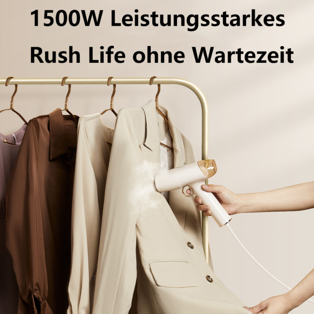 Person bügelt eine beige Jacke auf einem Ständer. Dampf ist sichtbar. Text-Overlay.