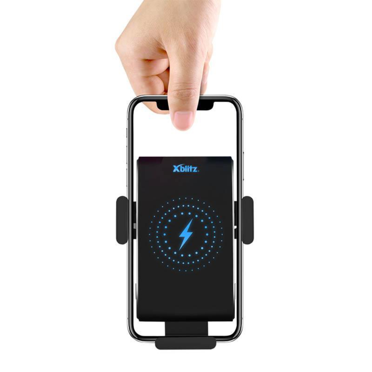 Dłoń trzymająca czarny telefon w ładowarce. Telefon się ładuje. Niebieska błyskawica na telefonie.