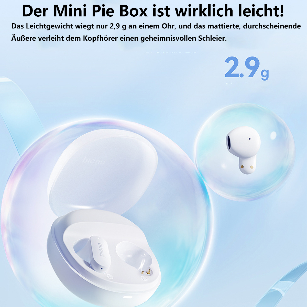 Ohrhörer in einem Gehäuse. Das Gehäuse ist weiß und die Ohrhörer haben einen Stiel. Blauer Hintergrund.
