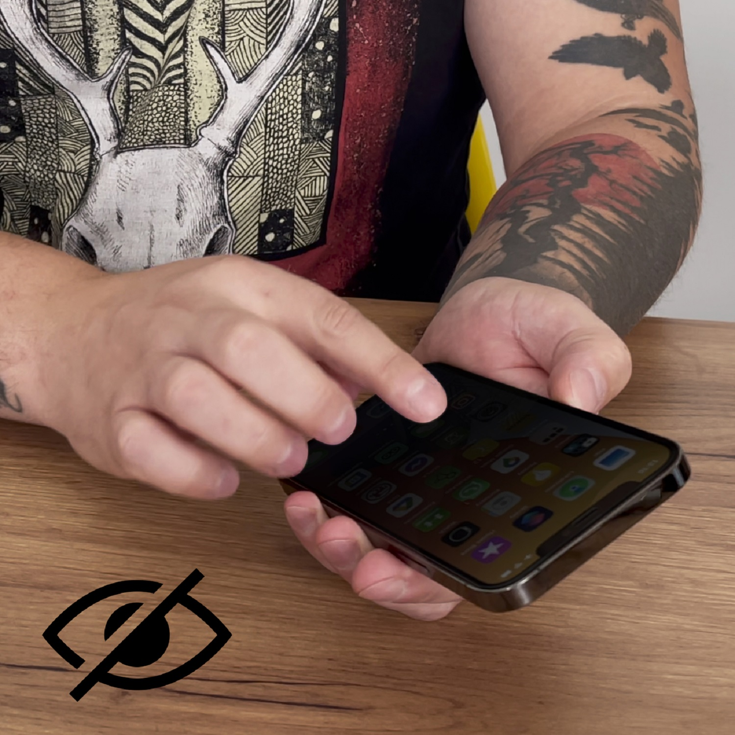 Eine transparente Displayschutzfolie neben einem Telefon mit App-Symbolen.