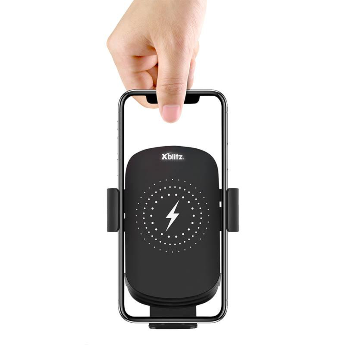 Mano che tiene un telefono, montato su un caricabatterie wireless nero. Sfondo bianco.