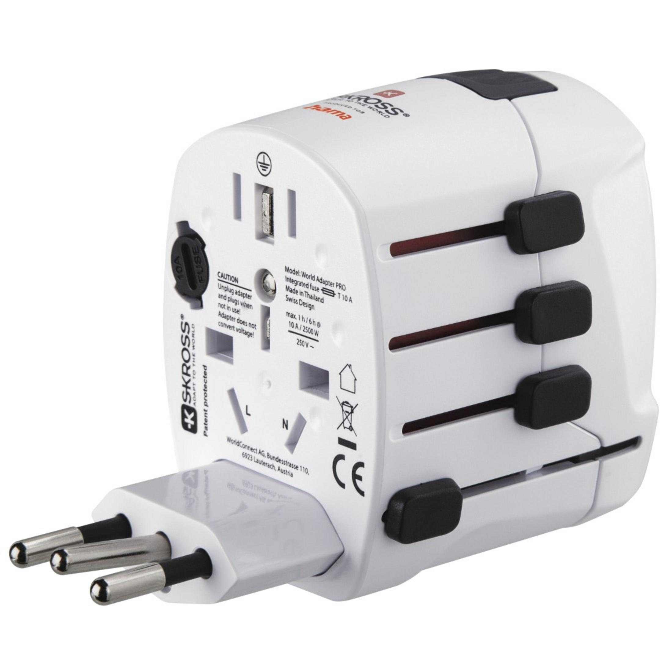 Un adattatore da viaggio bianco con multiple configurazioni di spine e porta USB, con avvertenze e specifiche.
