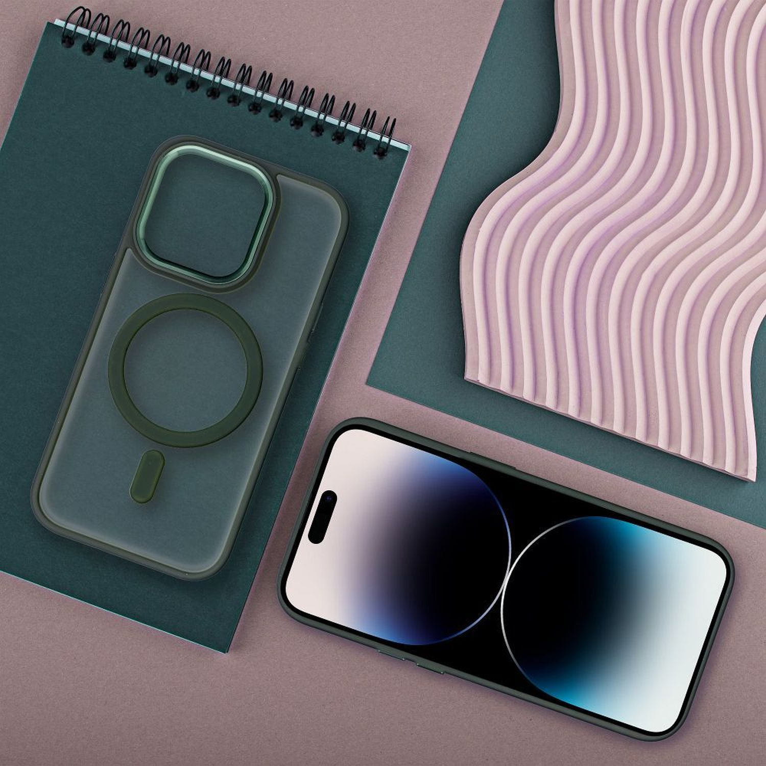 Telefono, custodia, taccuino e design a onde rosa su superficie viola.