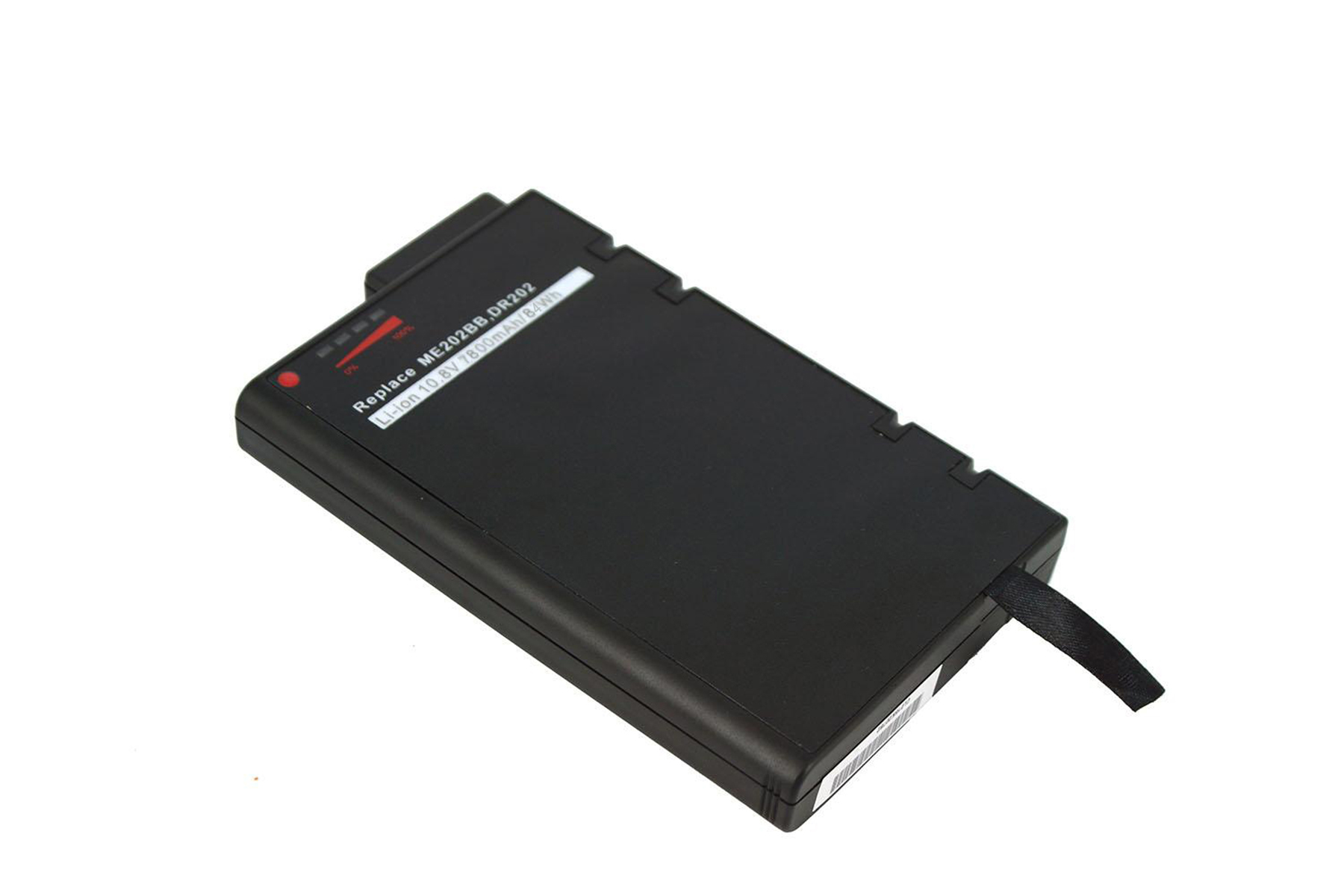 Batteria per laptop nera con etichetta e nastro nero su sfondo bianco.