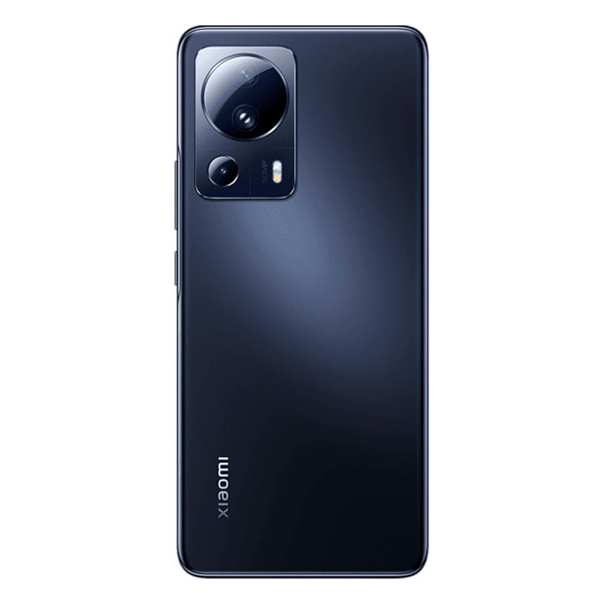 Uno smartphone nero con una fotocamera a tre obiettivi. Il telefono ha un retro nero con il marchio.