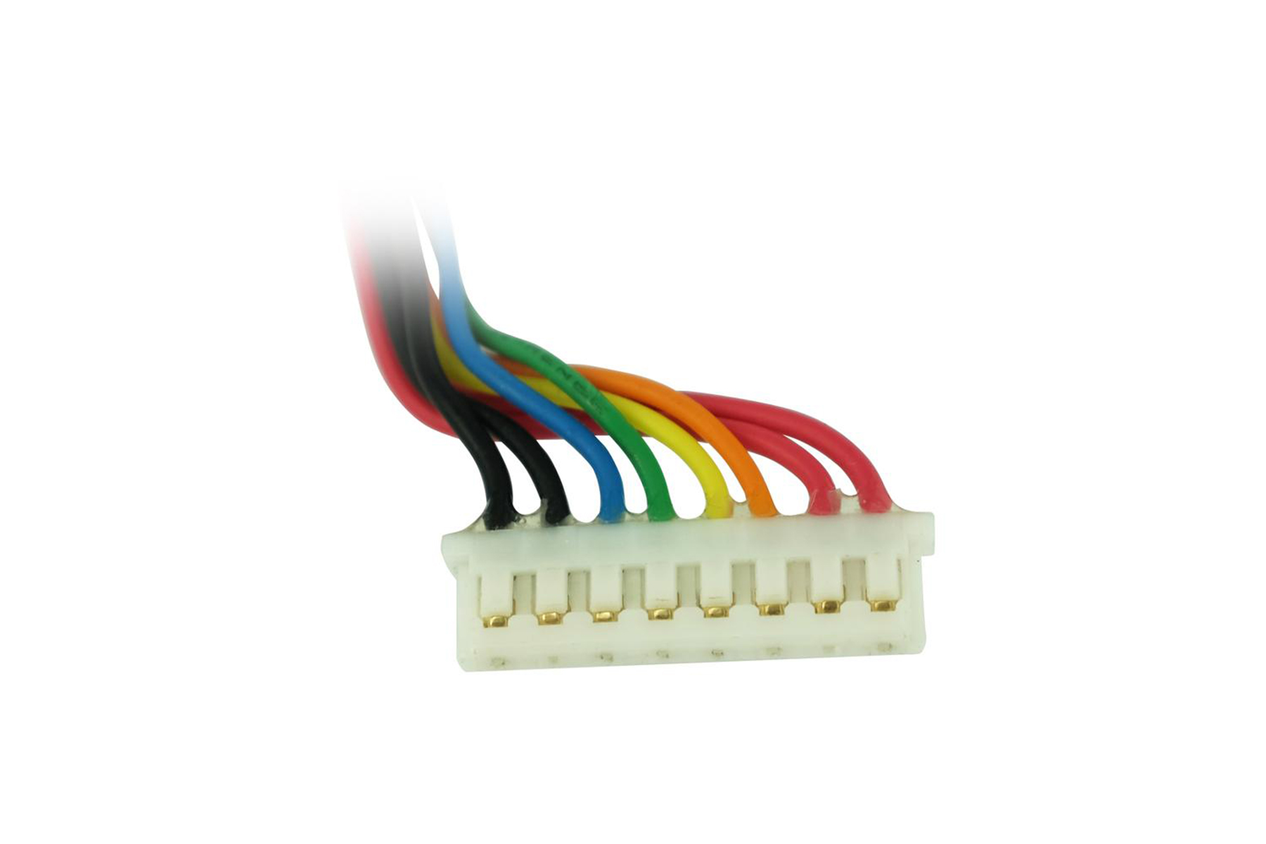 Nahaufnahme von mehrfarbigen Drähten, die mit einem weißen Stecker verbunden sind.