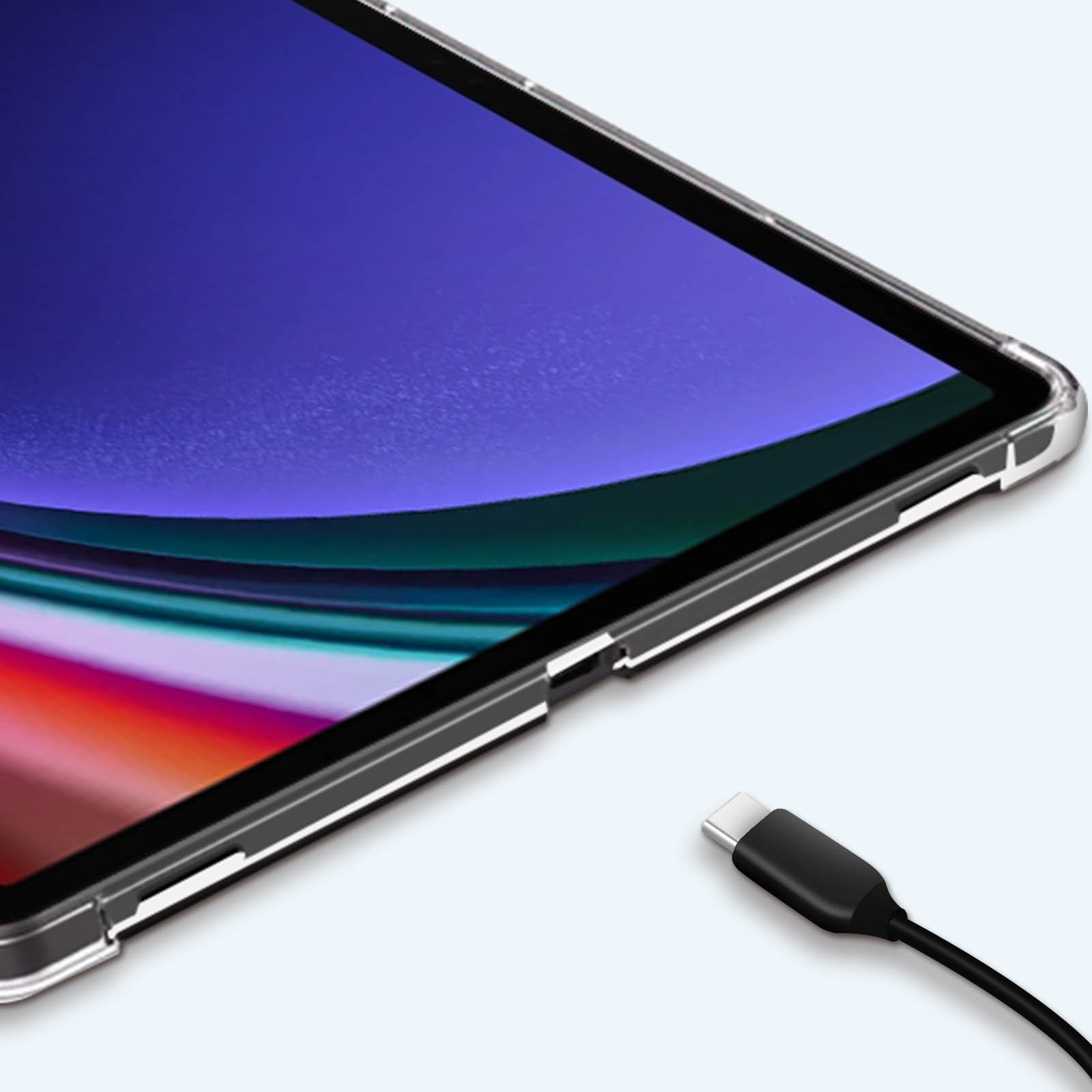 Tablet in klarer Hülle mit Ladekabel.