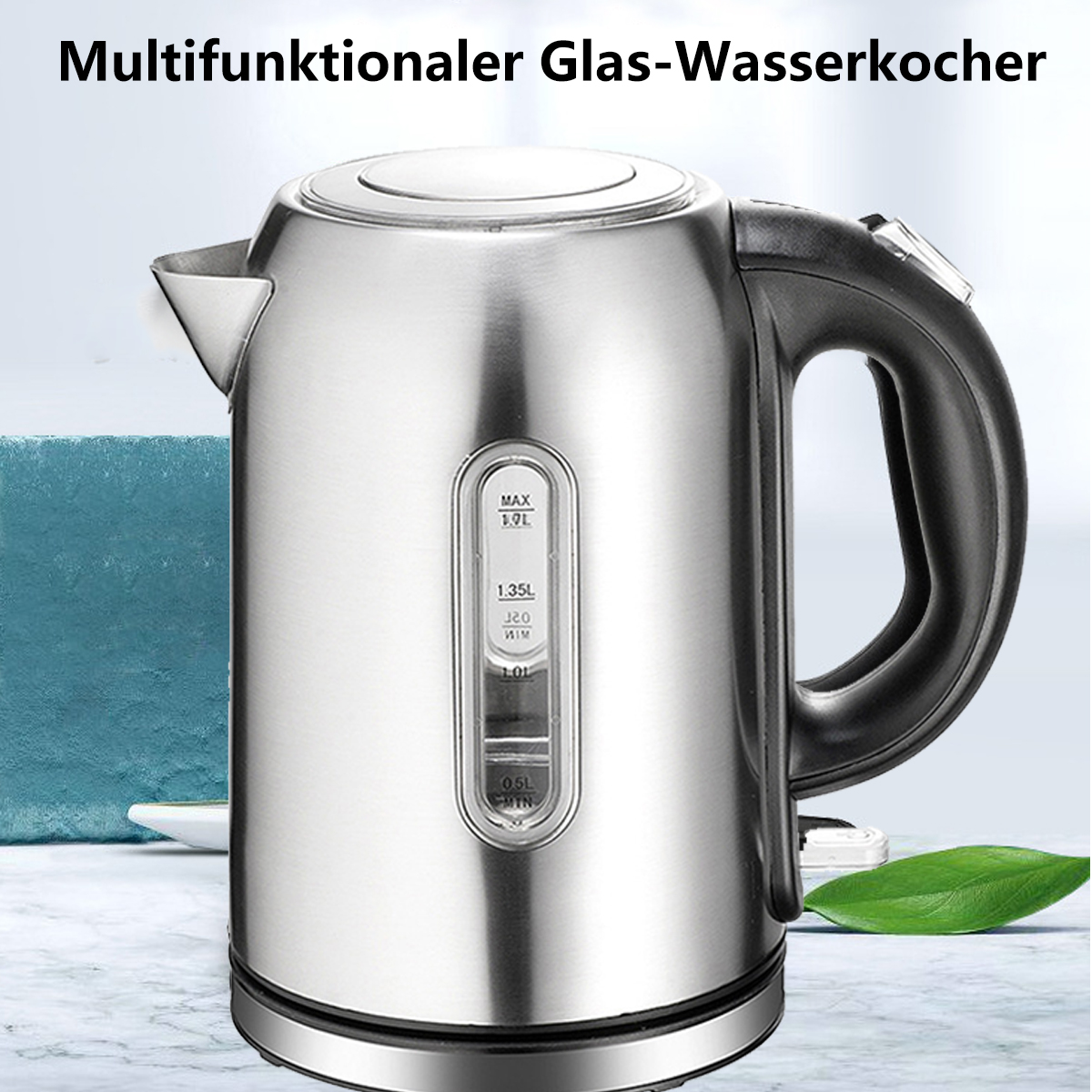 Ein elektrischer Wasserkocher aus Edelstahl. Er hat einen schwarzen Griff, eine Wasserstandsanzeige und einen Ausguss.